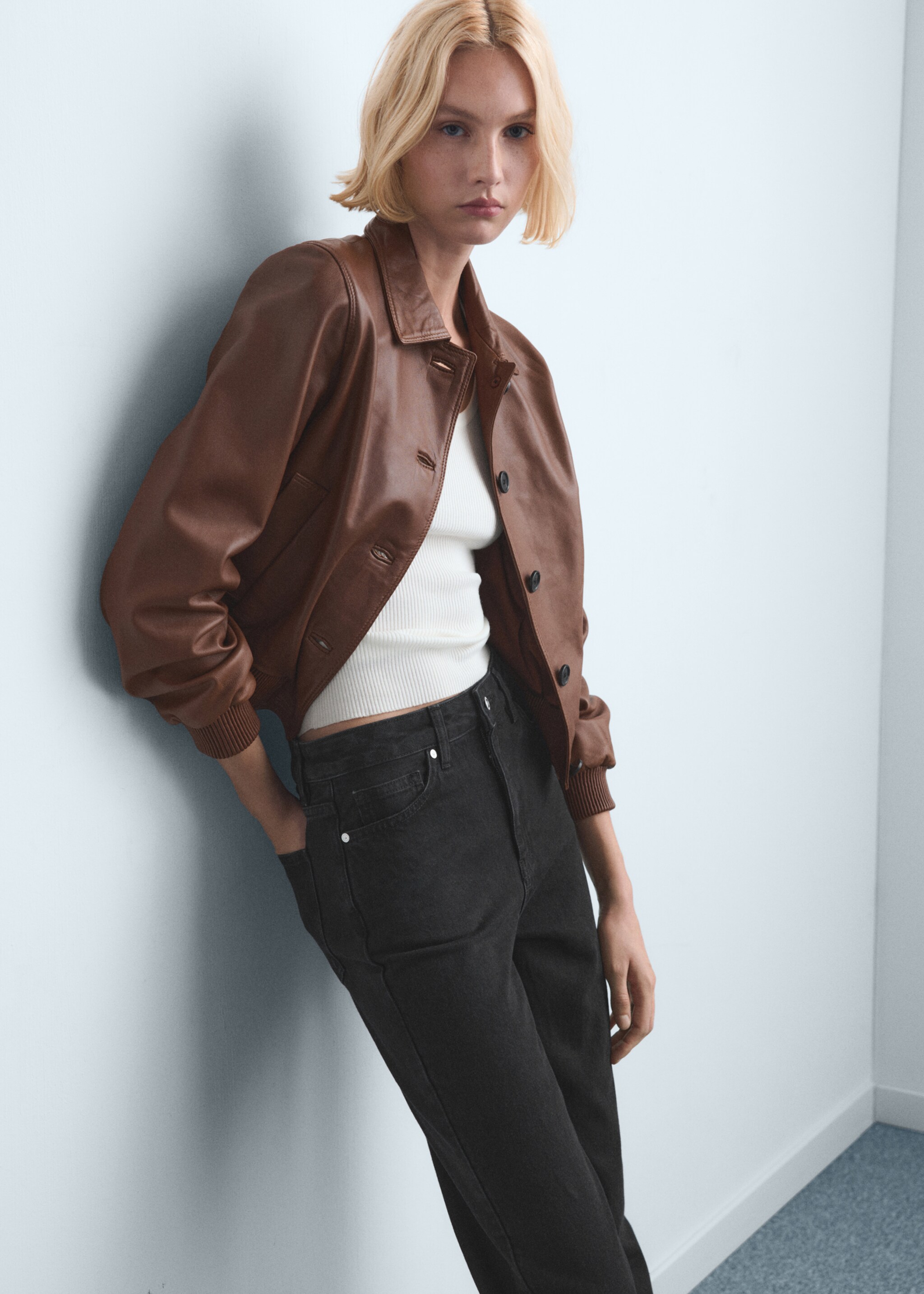 Mom2000 high-rise jeans - Details of the article 2, Black denim. Ref: 27031283-00.