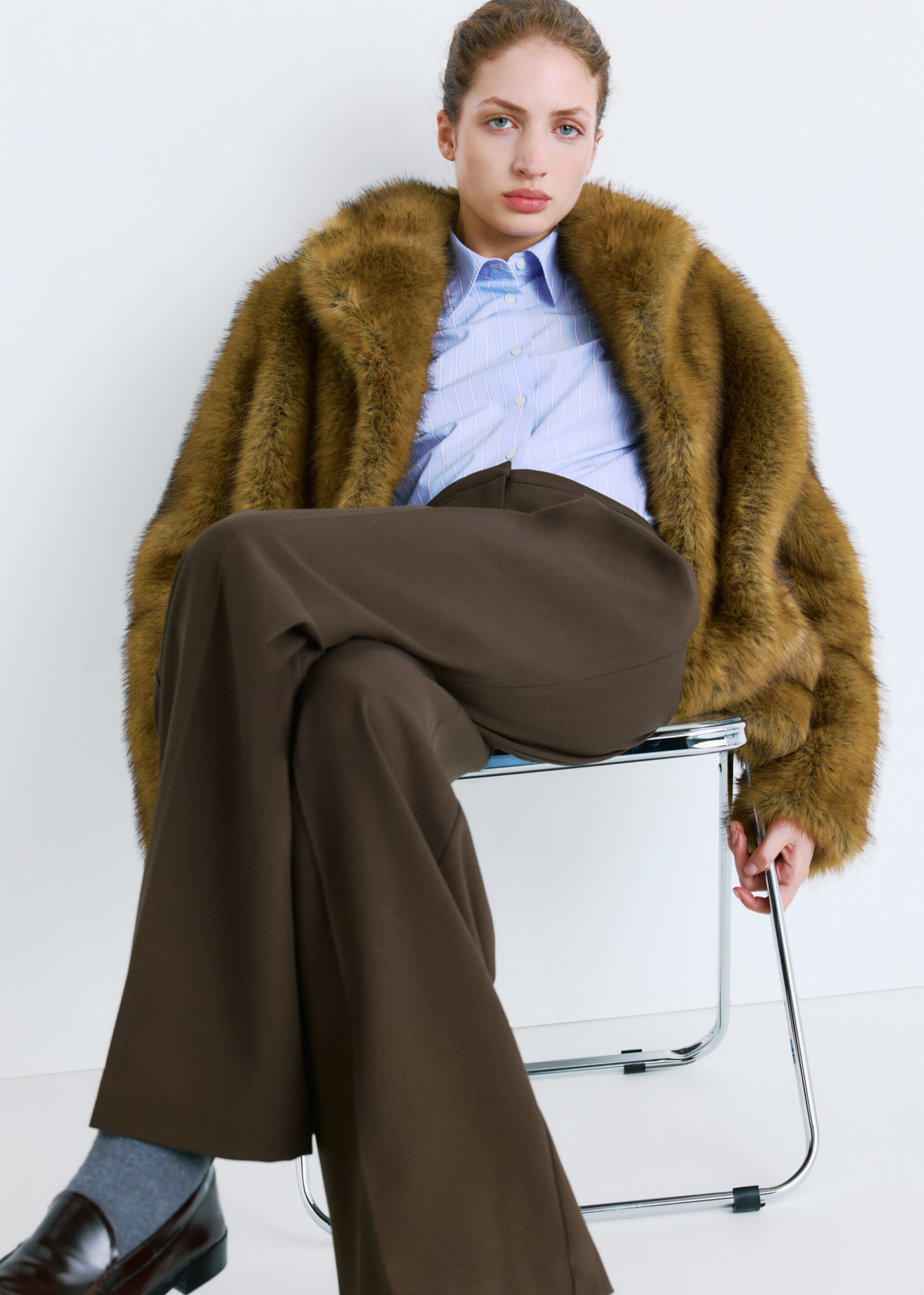 Wide-leg mid-rise pleated trousers - Details of the article 2, Chocolate. Ref: 27031294-00.