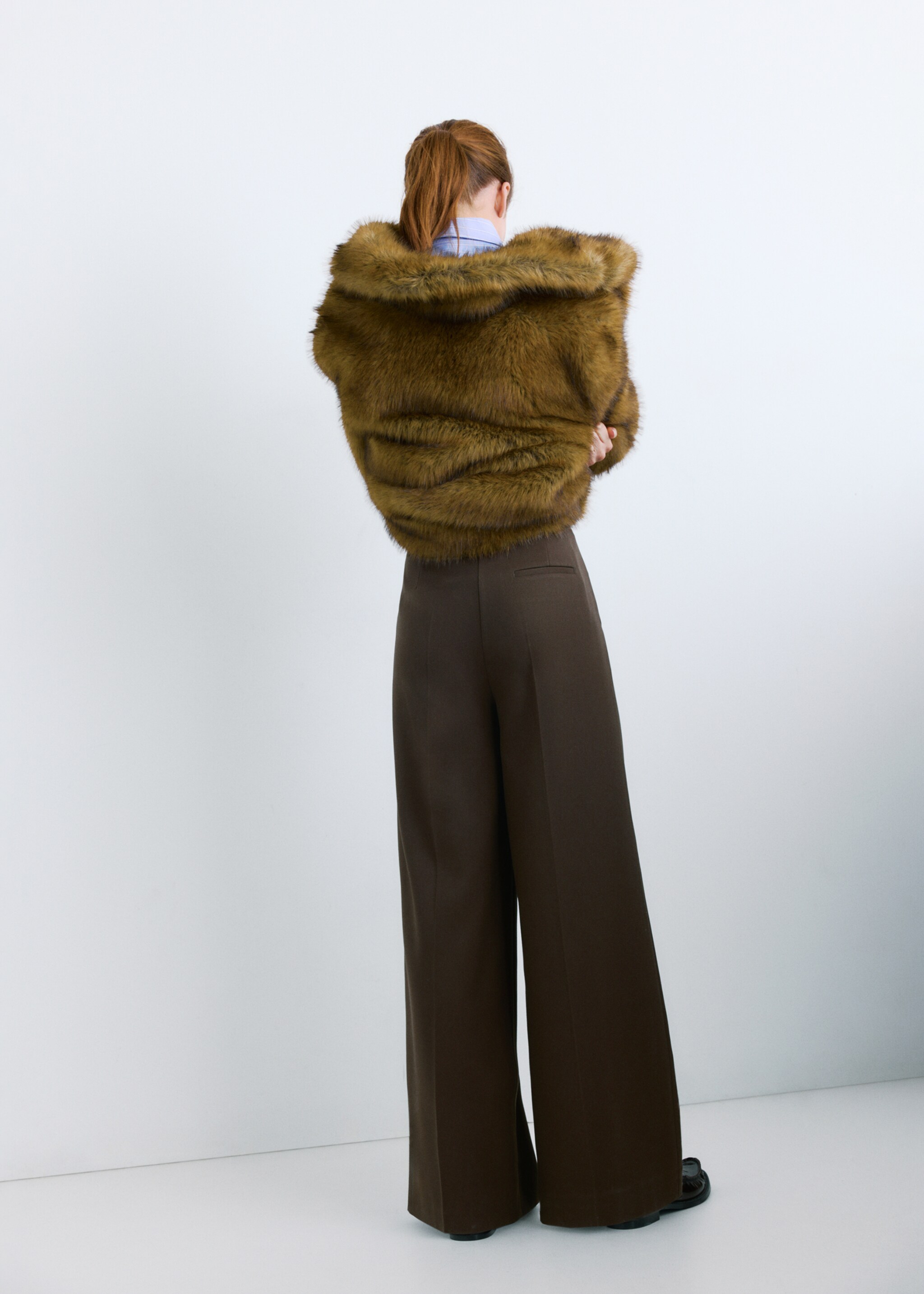 Wide-leg mid-rise pleated trousers - Reverse of the article, Chocolate. Ref: 27031294-00.