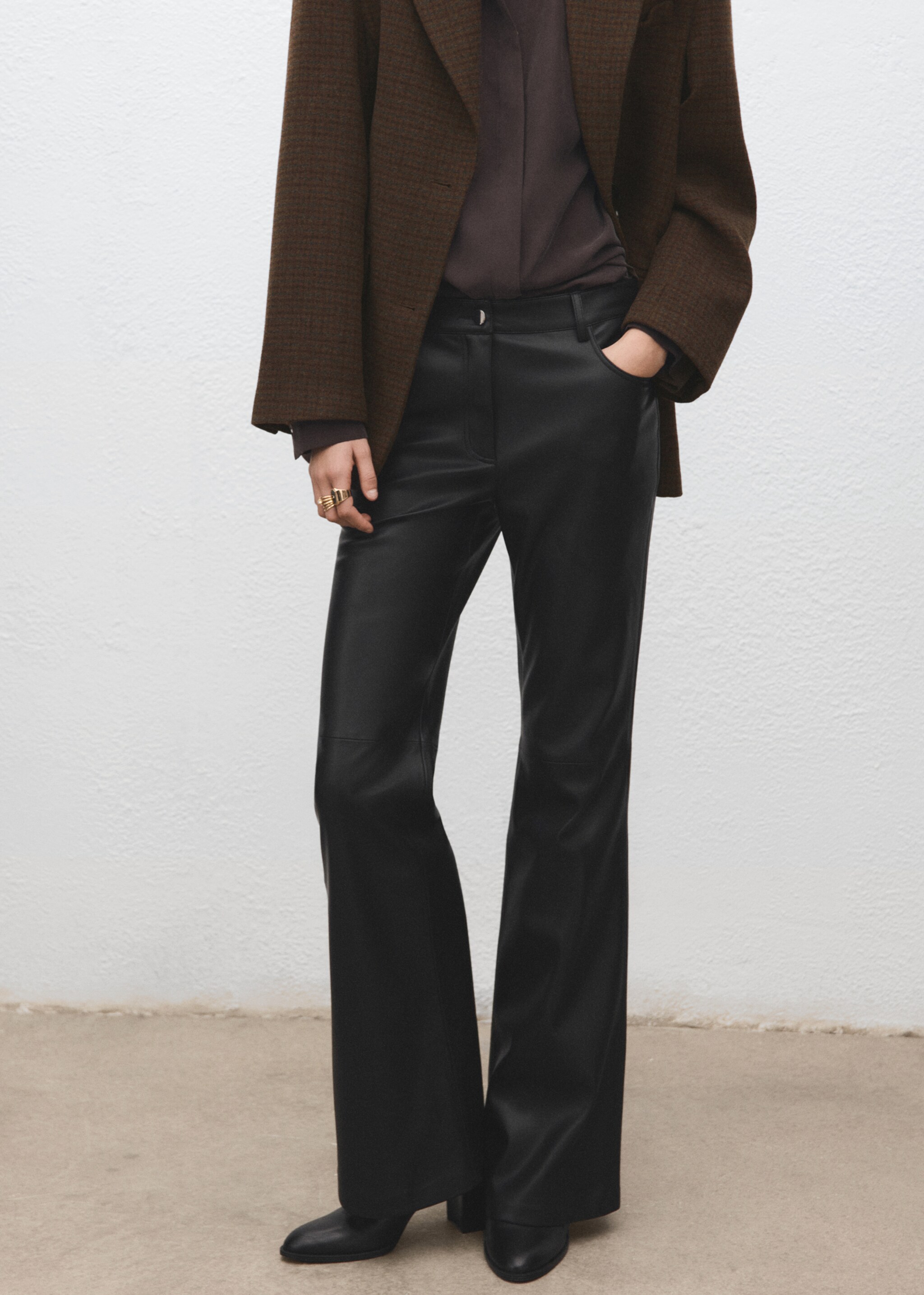Faux-leather flared trousers - Medium plane, Black. Ref: 27031295-00.