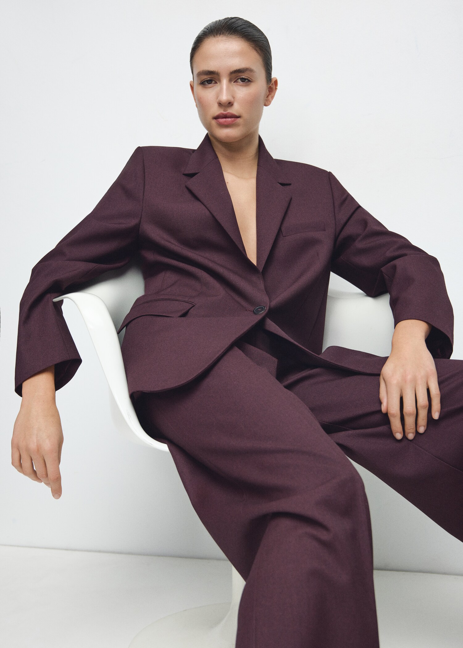 Straight suit jacket with lapel pockets - Details of the article 1