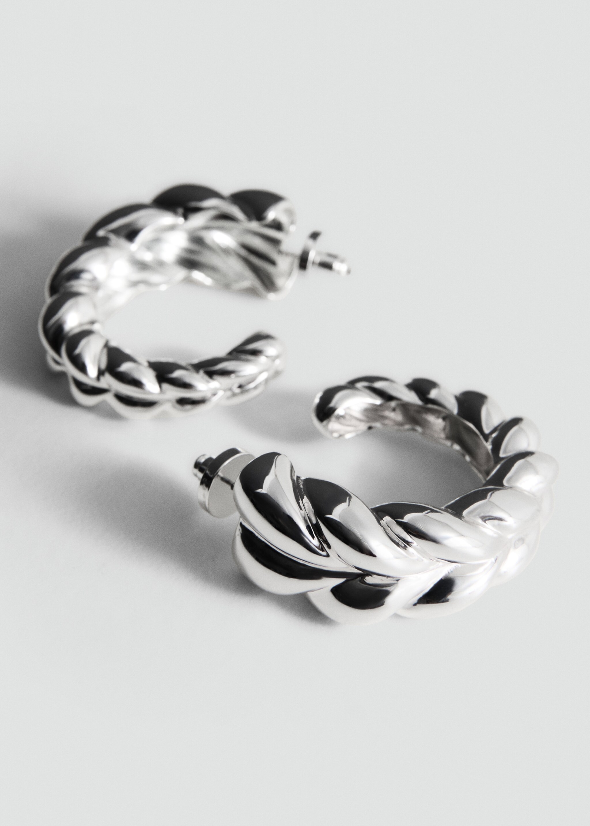 Orecchini anello rilievo - Piano medio, Argento. Ref: 27031319-00.