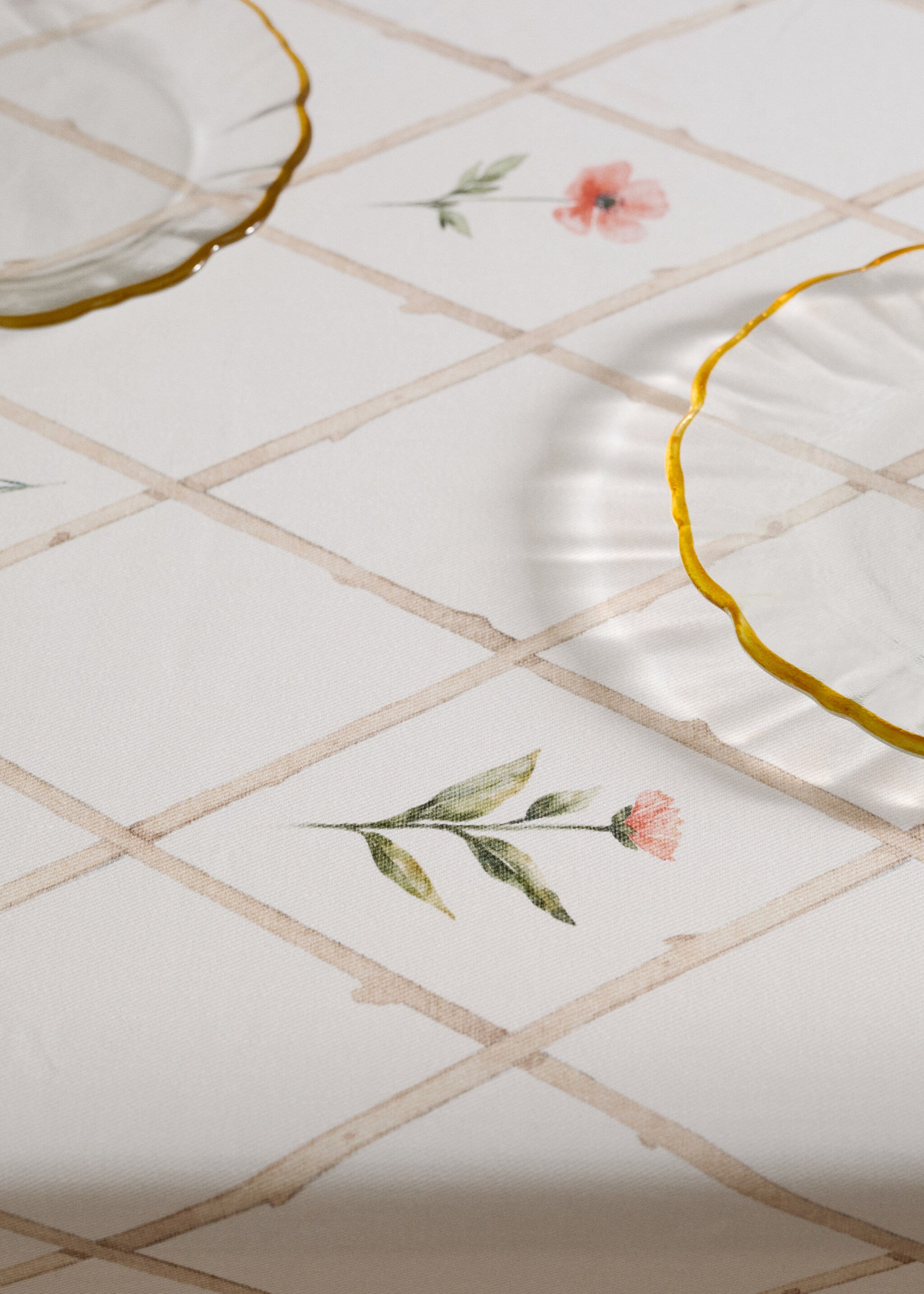 Resin-coated tablecloth with floral motifs for 2 to 4 guests - Details of the article 7, Peach. Ref: 27031329-00.