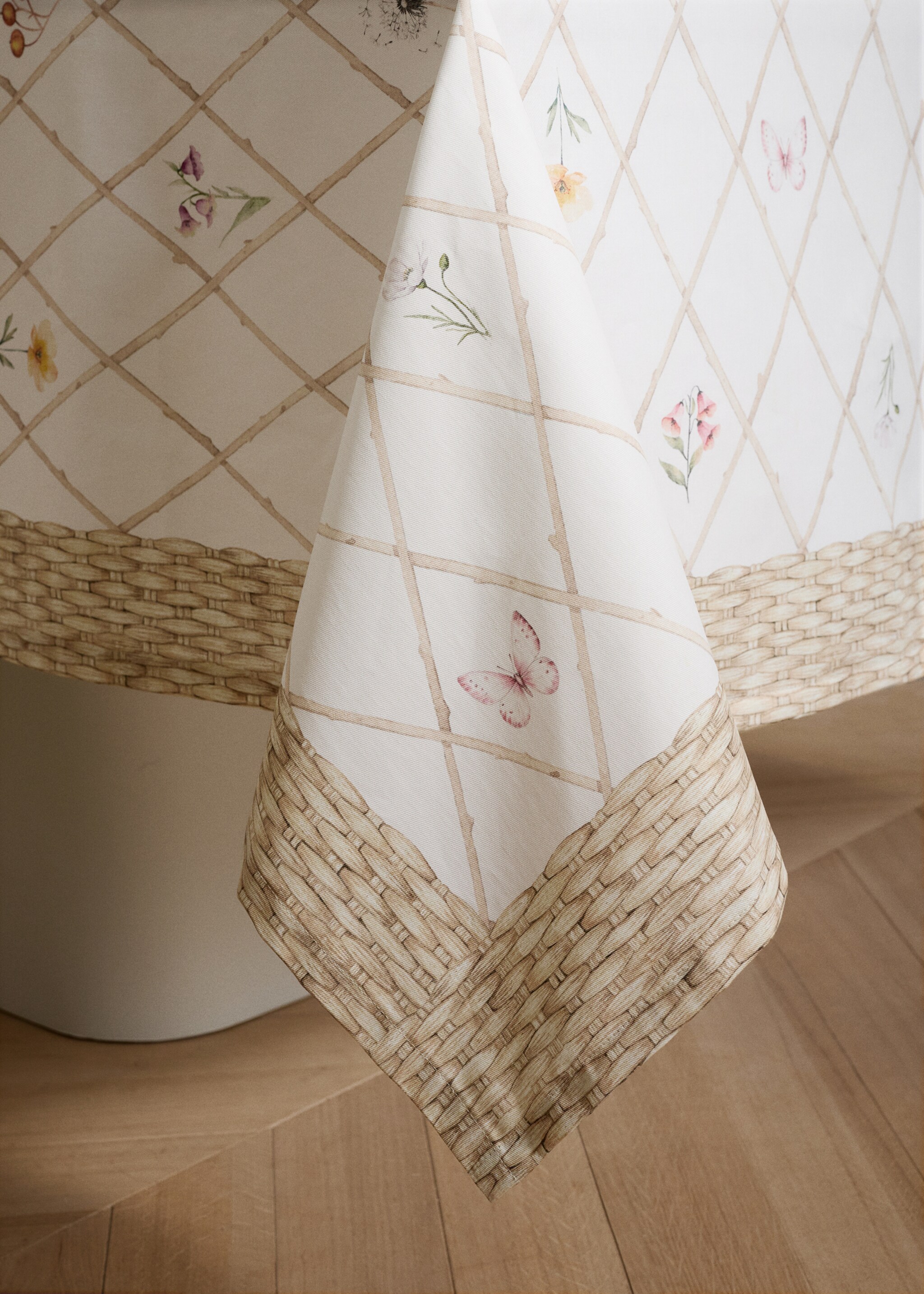 Resin-coated tablecloth with floral motifs for 2 to 4 guests - Details of the article 8, Peach. Ref: 27031329-00.