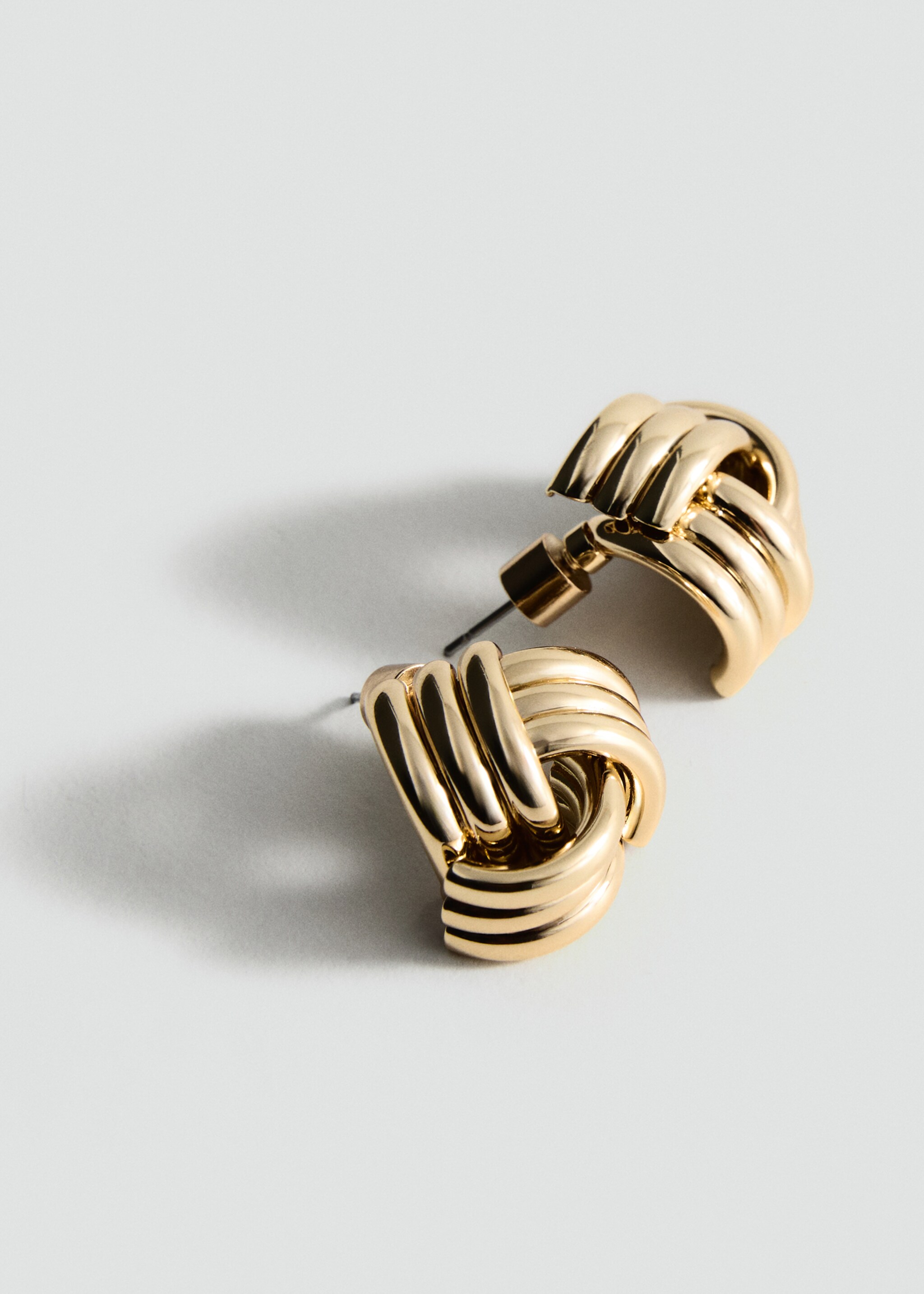 Intertwined knot earrings - Details of the article 1, Gold. Ref: 27031347-00.