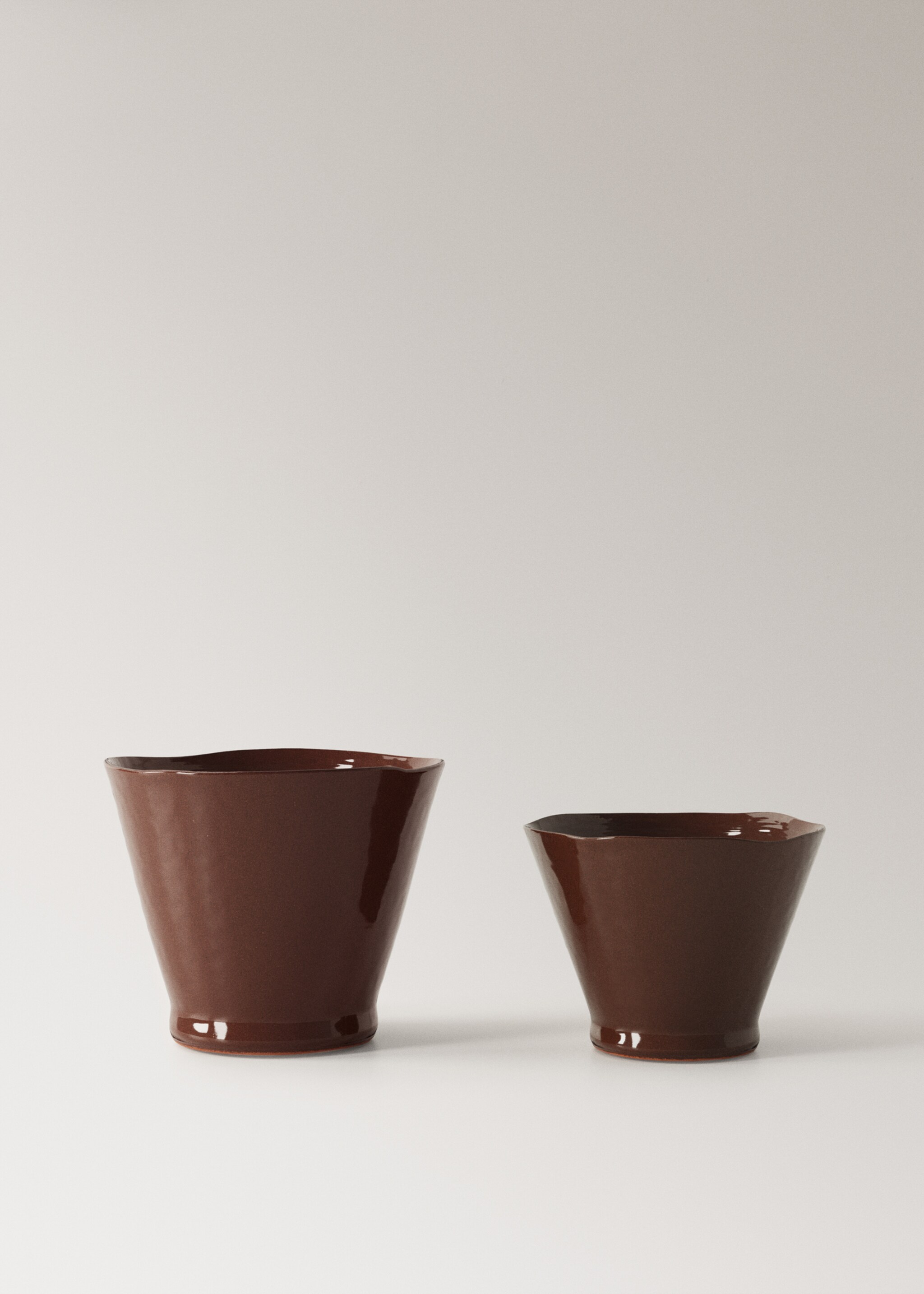 Medium irregular terracotta plant pot - Details of the article 4, Burnt Orange. Ref: 27031521-00.