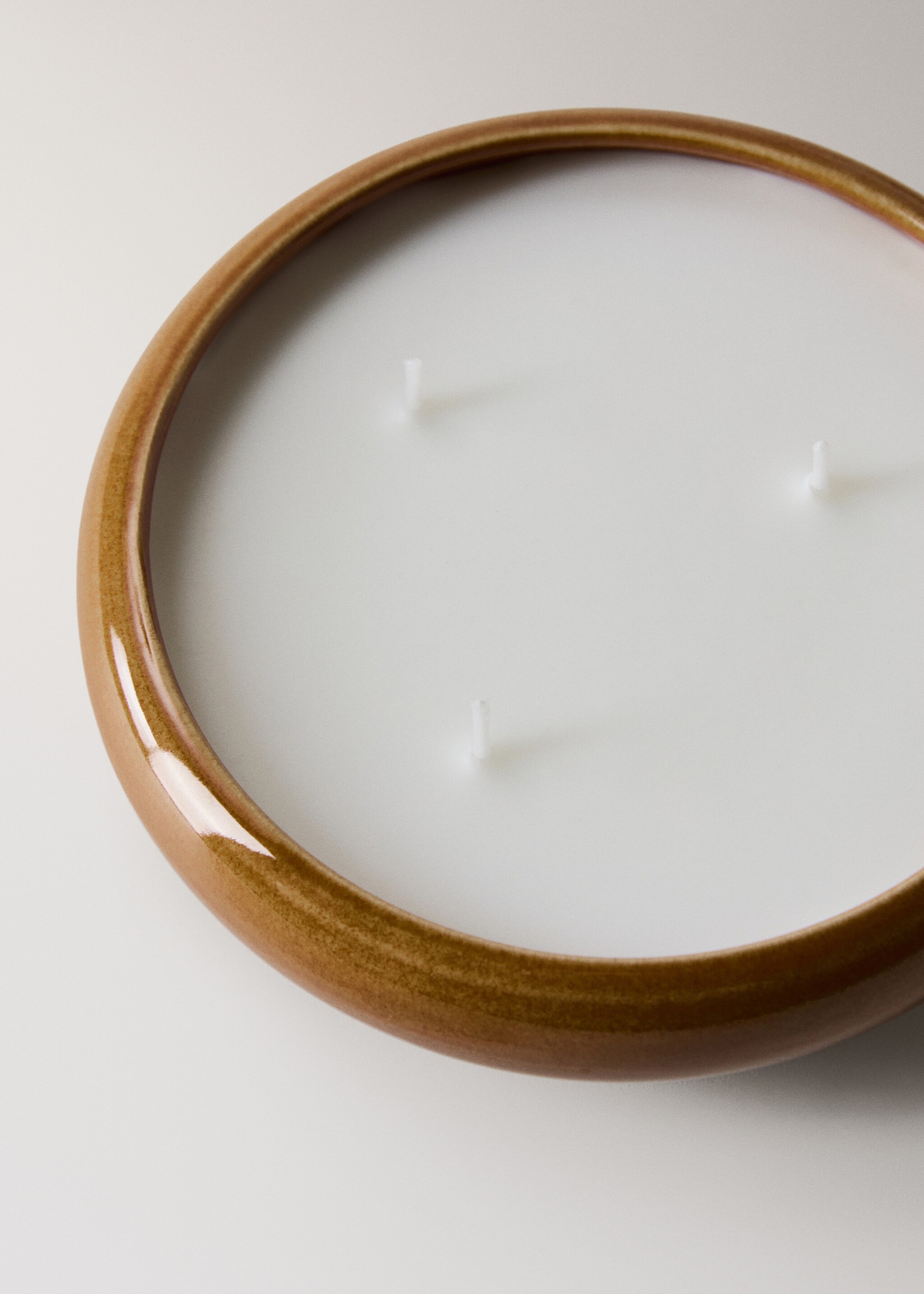 Espelma ceràmica acabat brillant petita - Detall de l'article 1, Ocre. Ref: 27031523-00.