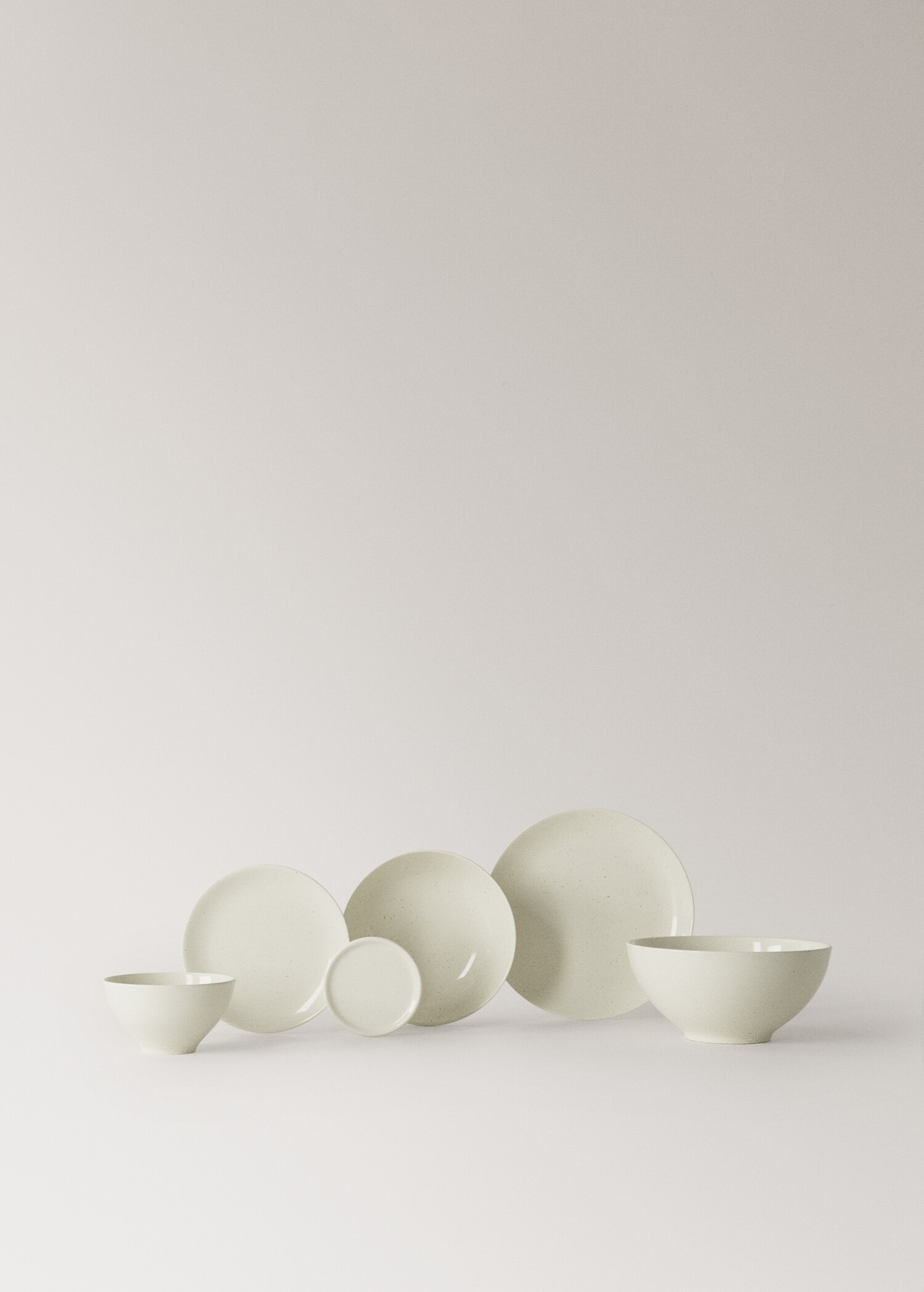 Stoneware dinner plate with spots - Details of the article 3