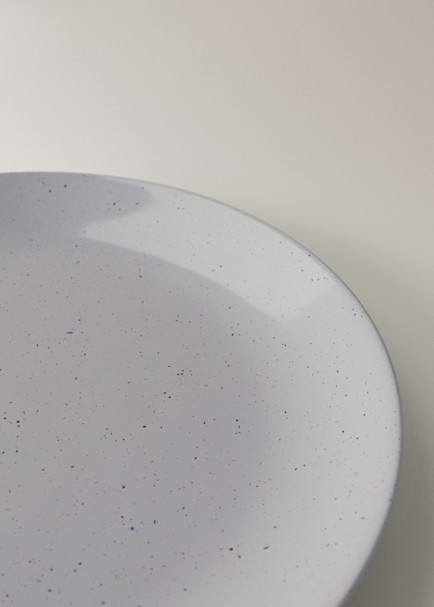 Stoneware dinner plate with spots - Details of the article 2