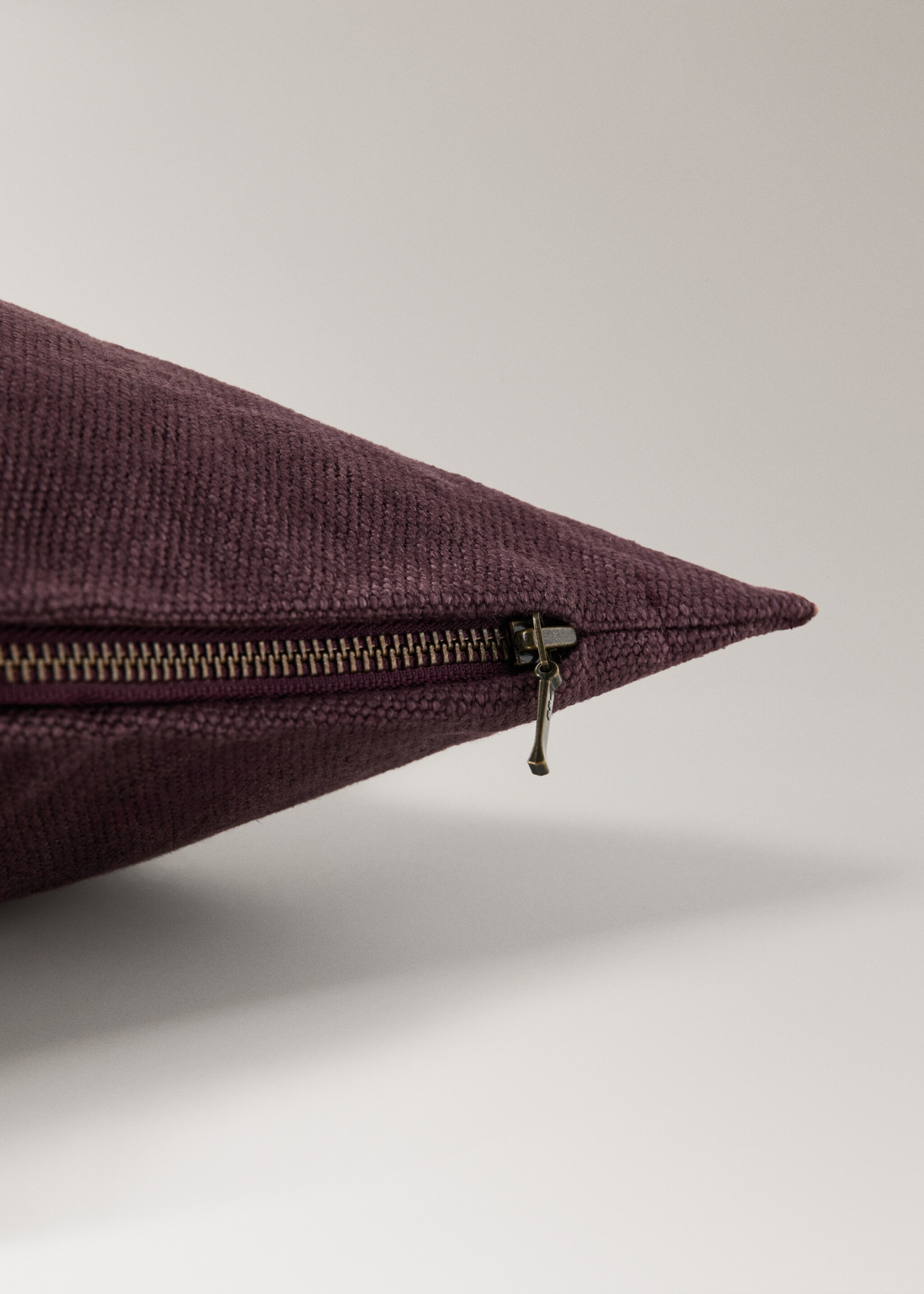 100% heavy linen cushion cover with overlock 40x60 cm - Details of the article 2, Purple. Ref: 27031527-00.