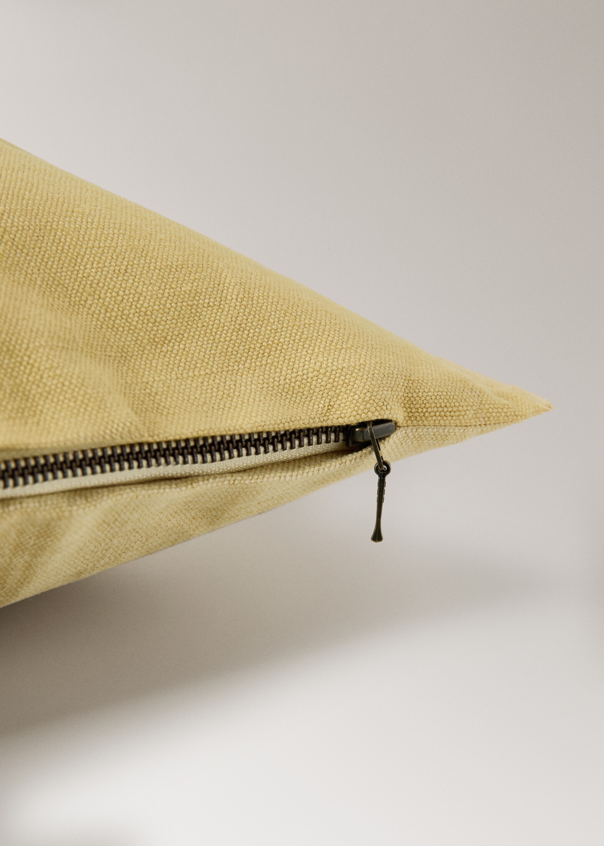Mottled linen cushion cover 40x60 cm - Details of the article 2, Yellow. Ref: 27031528-00.