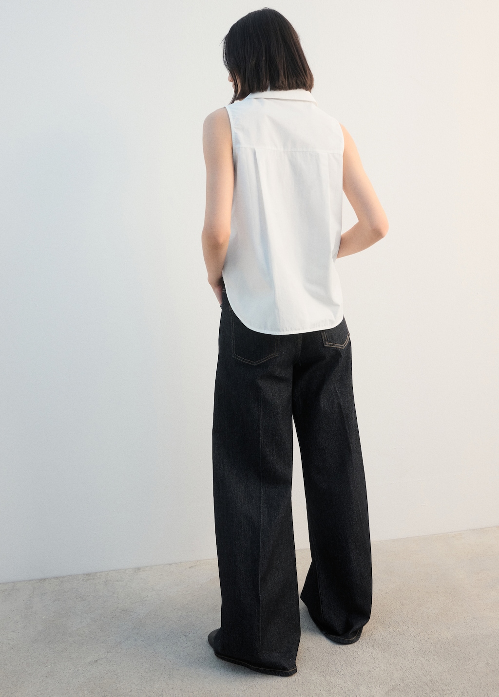 Sleeveless cotton shirt