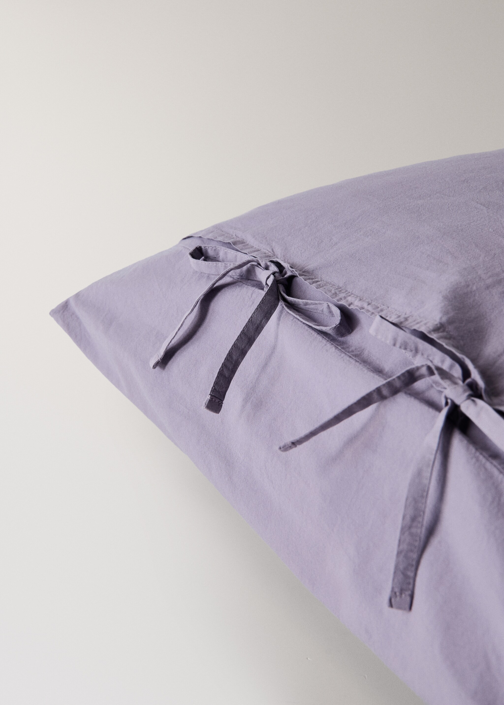 Cotton pillowcase with tie closures 45 x 110 cm - Details of the article 1, Light/Pastel Purple. Ref: 27032914-00.