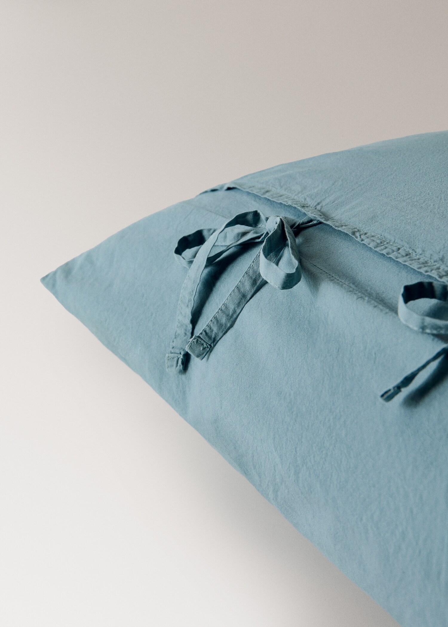 Two cotton pillowcases with tie closures 50x75 cm - Details of the article 1
