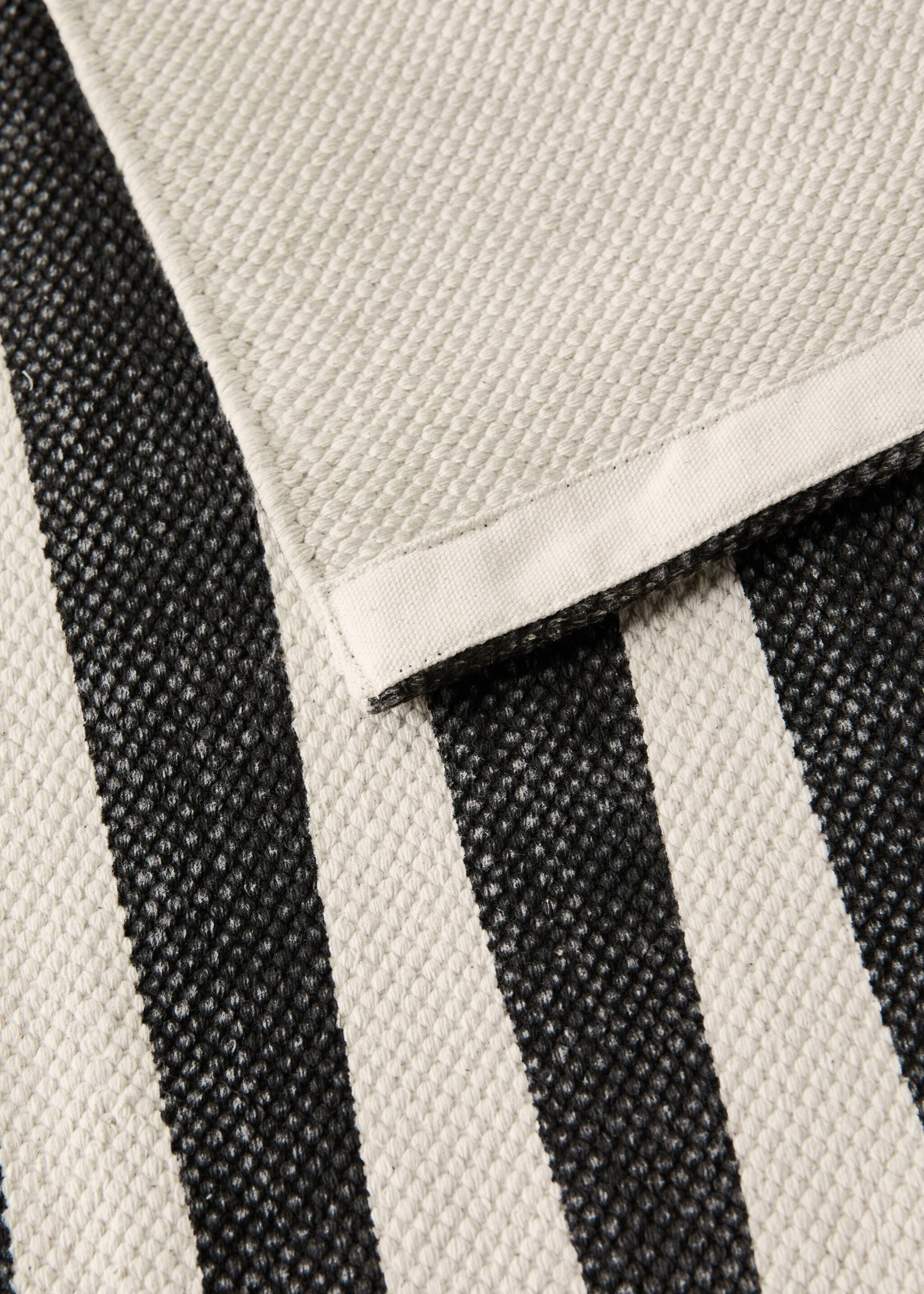 Cotton rug with geometric pattern - Details of the article 3, Black. Ref: 27033273-00.