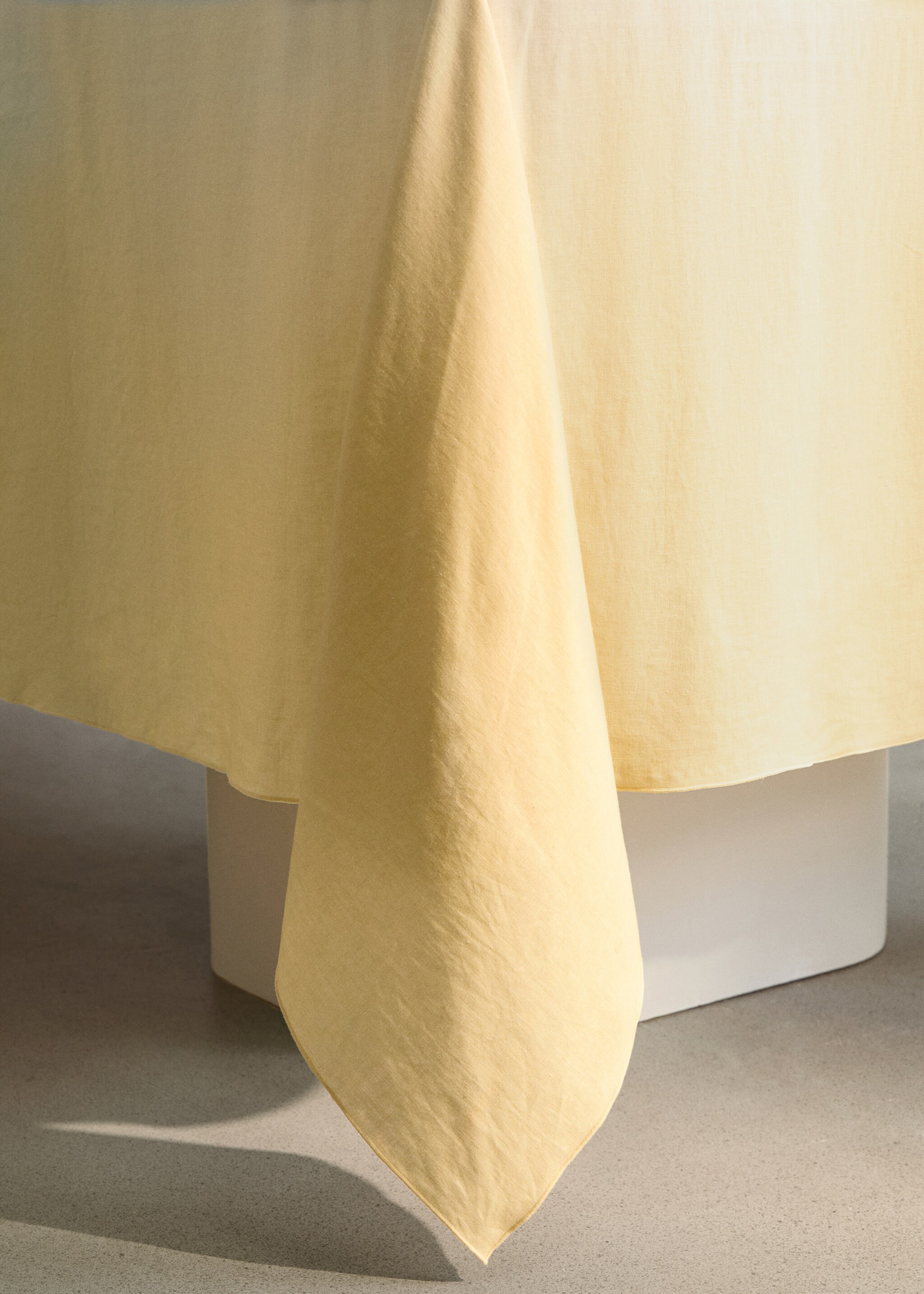 Ombre cotton linen tablecloth design for 6 to 8 guests - Details of the article 8, Yellow. Ref: 27033277-00.