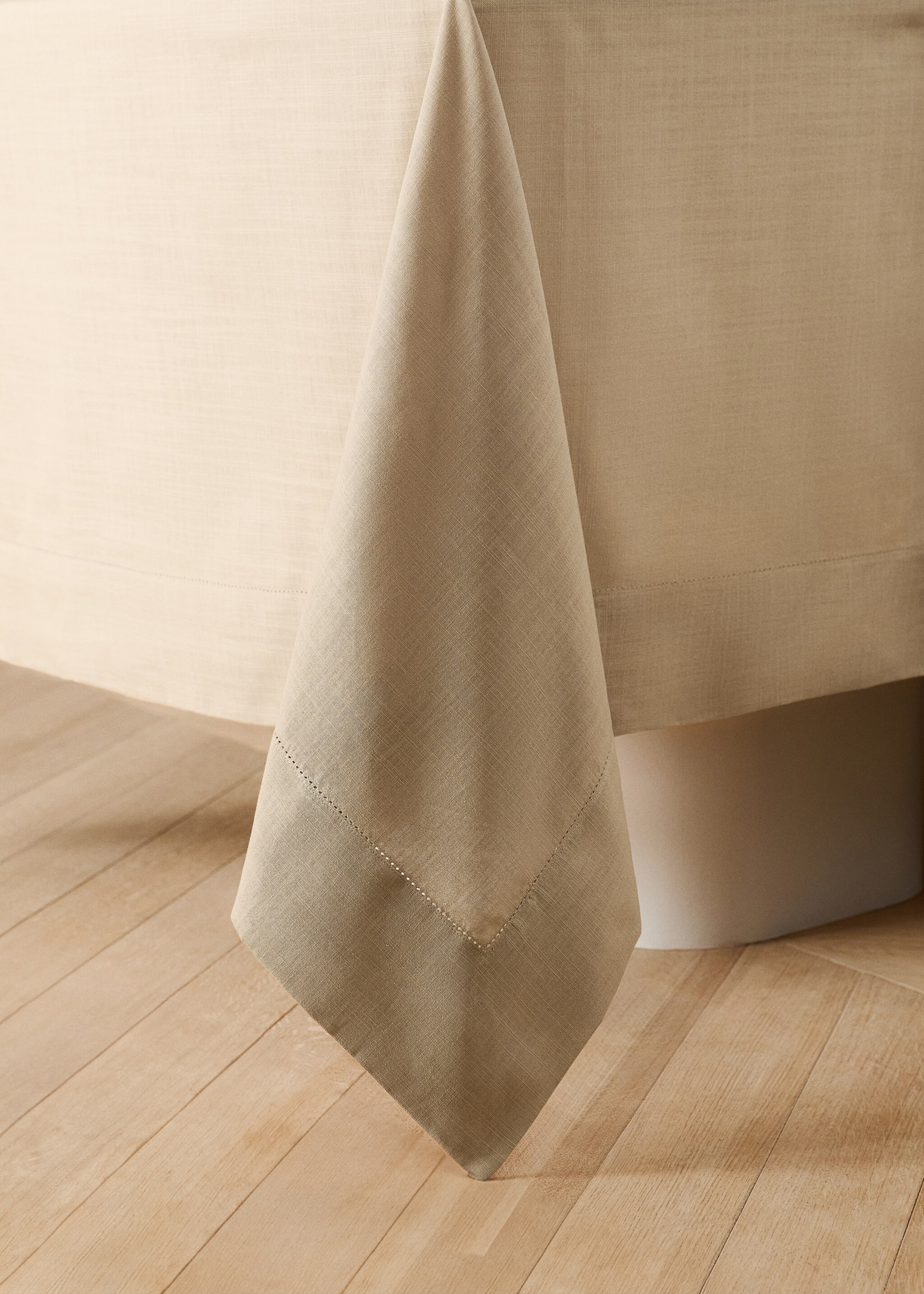 Cotton tablecloth with hemstitch detail for 6 to 8 guests - Details of the article 8, Peach. Ref: 27033280-00.