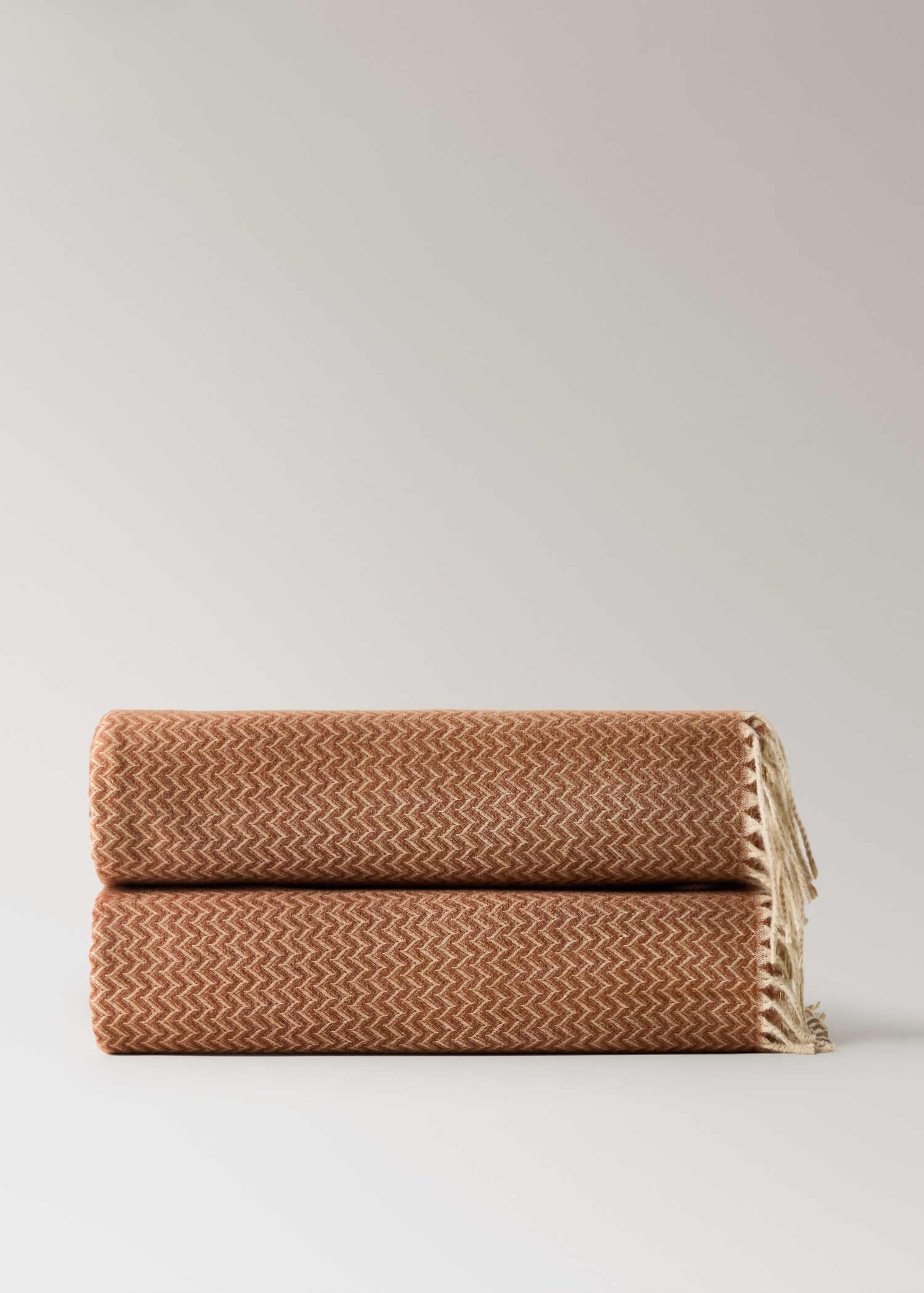 Μαλακή κουβέρτα ριγέ με κρόσσια - Προϊόν χωρίς μοντέλο