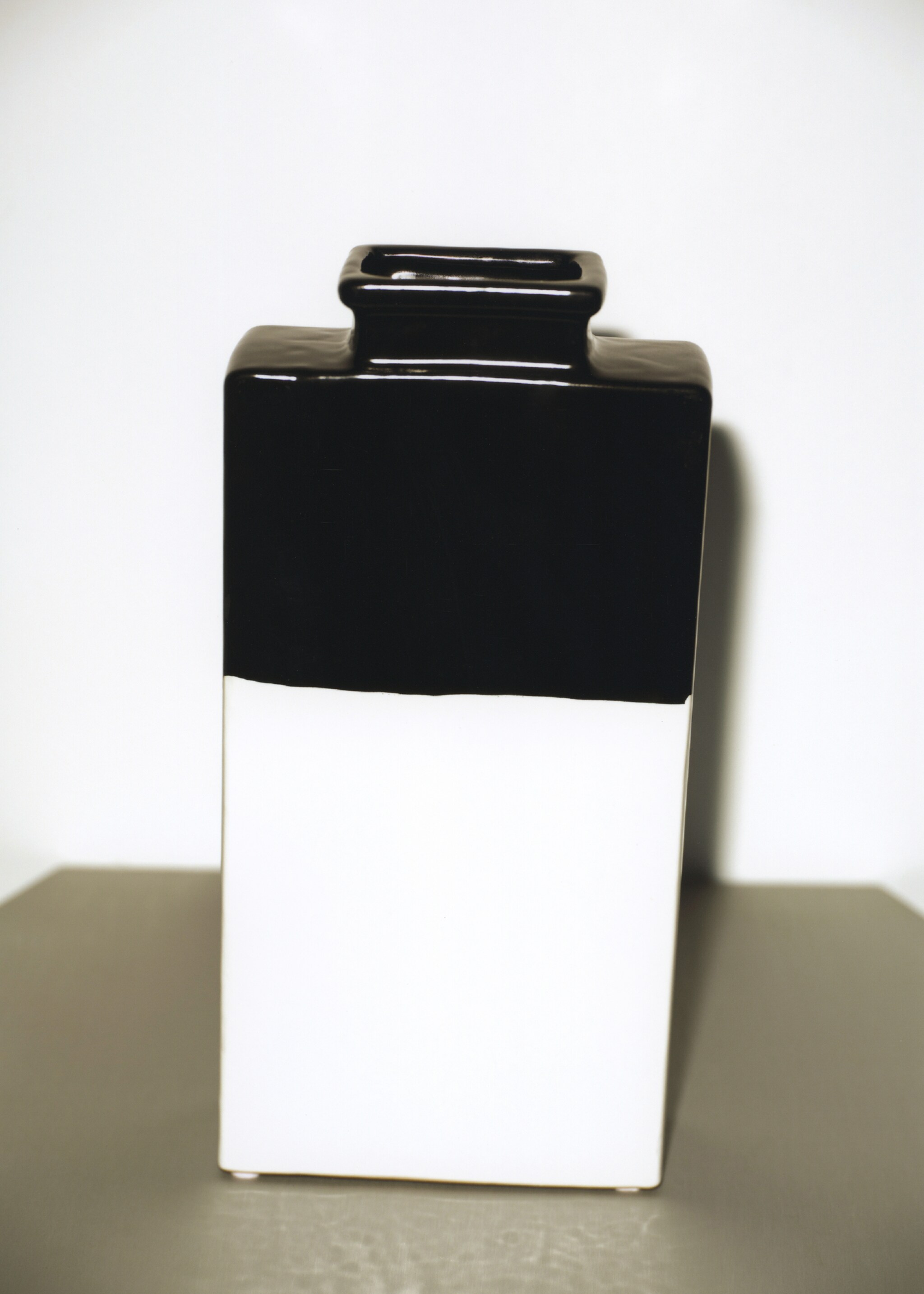 Medium two-tone stoneware vase - Details of the article 6, White. Ref: 27033295-00.