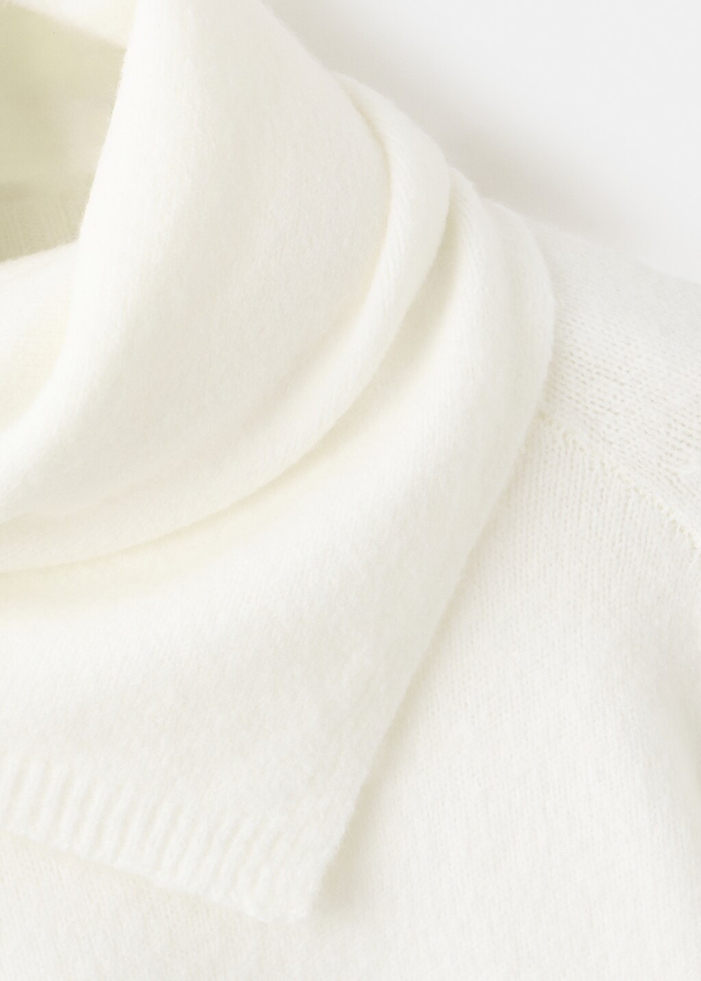 Knitted sweater with scarf - image 5