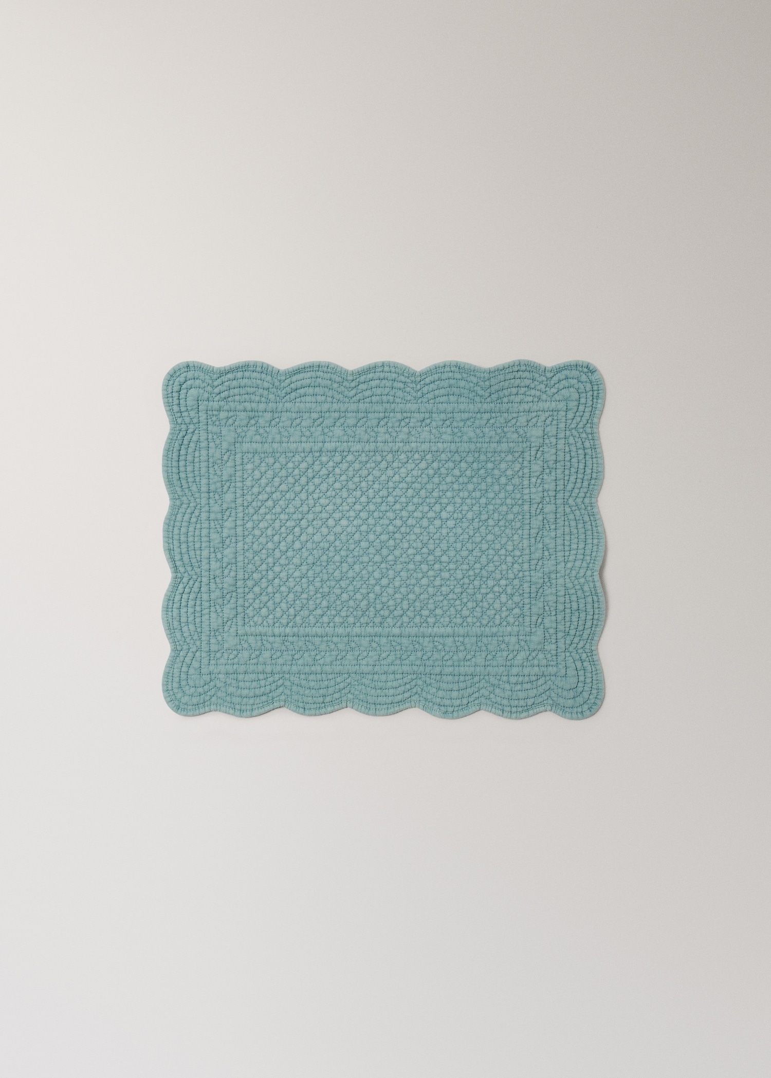 Quilted placemat with rectangular wave effect design - Article without model