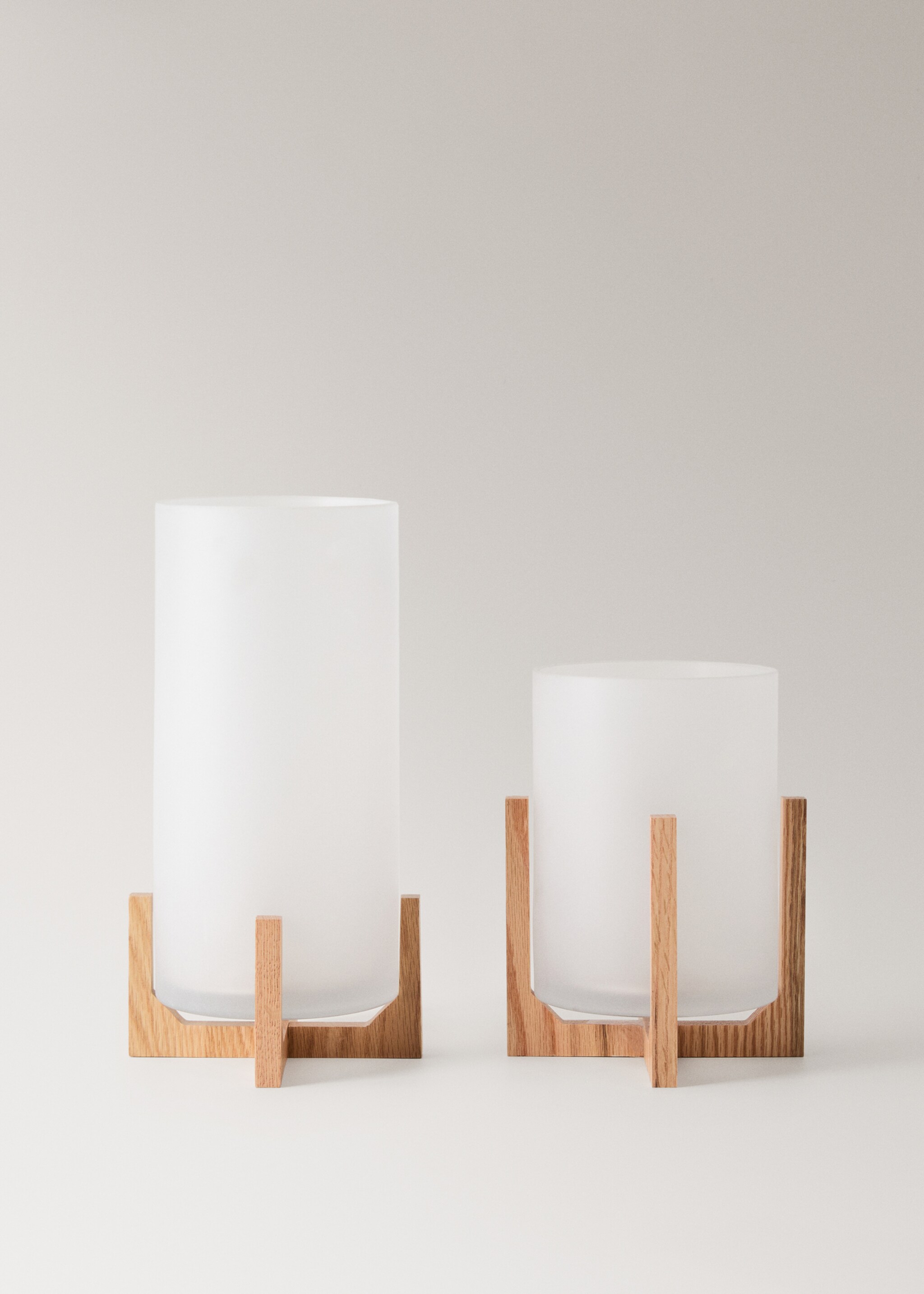 Glass lantern with oak wood stand - Details of the article 3, White. Ref: 27033307-00.