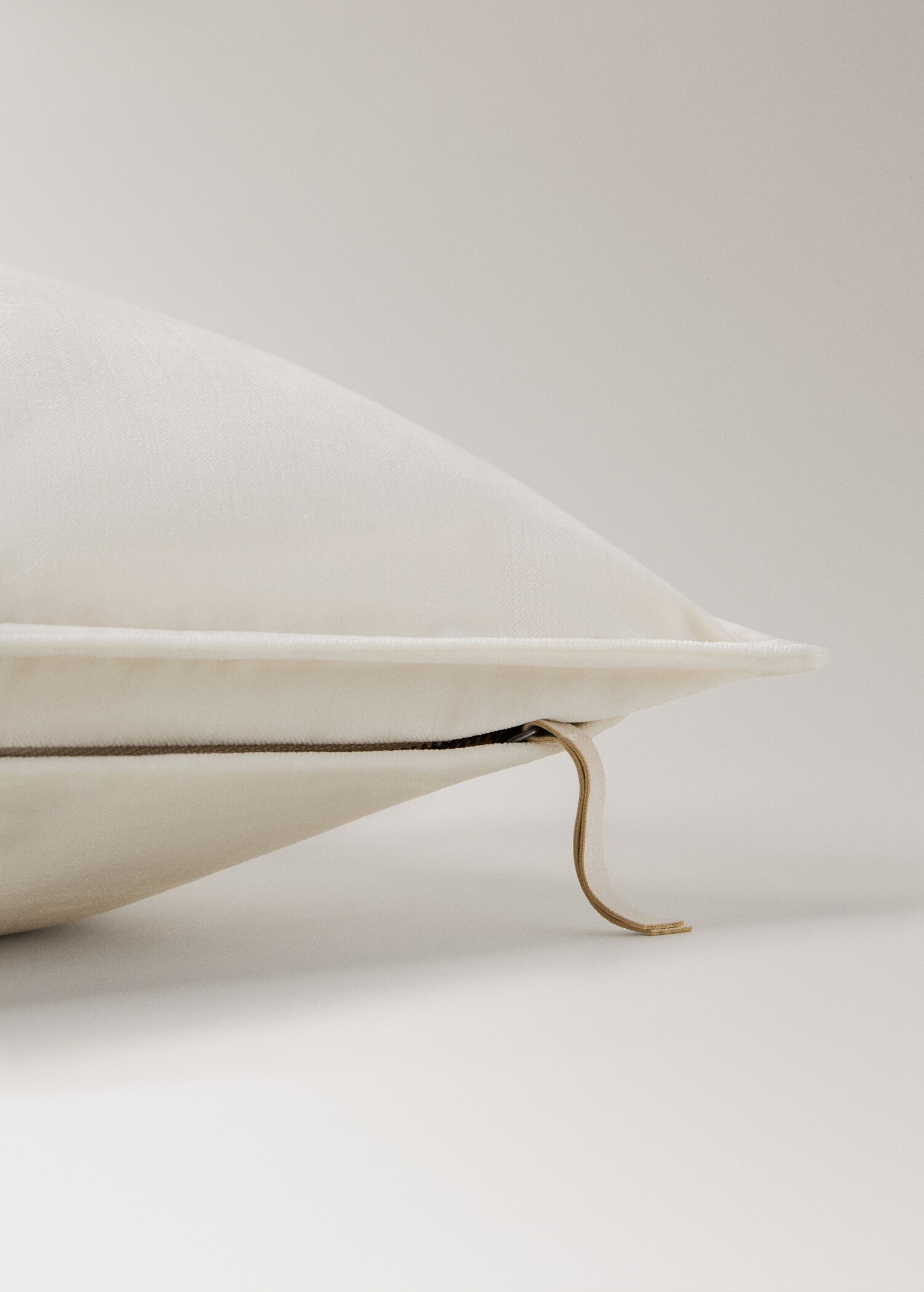 Cushion case primula - Details of the article 2