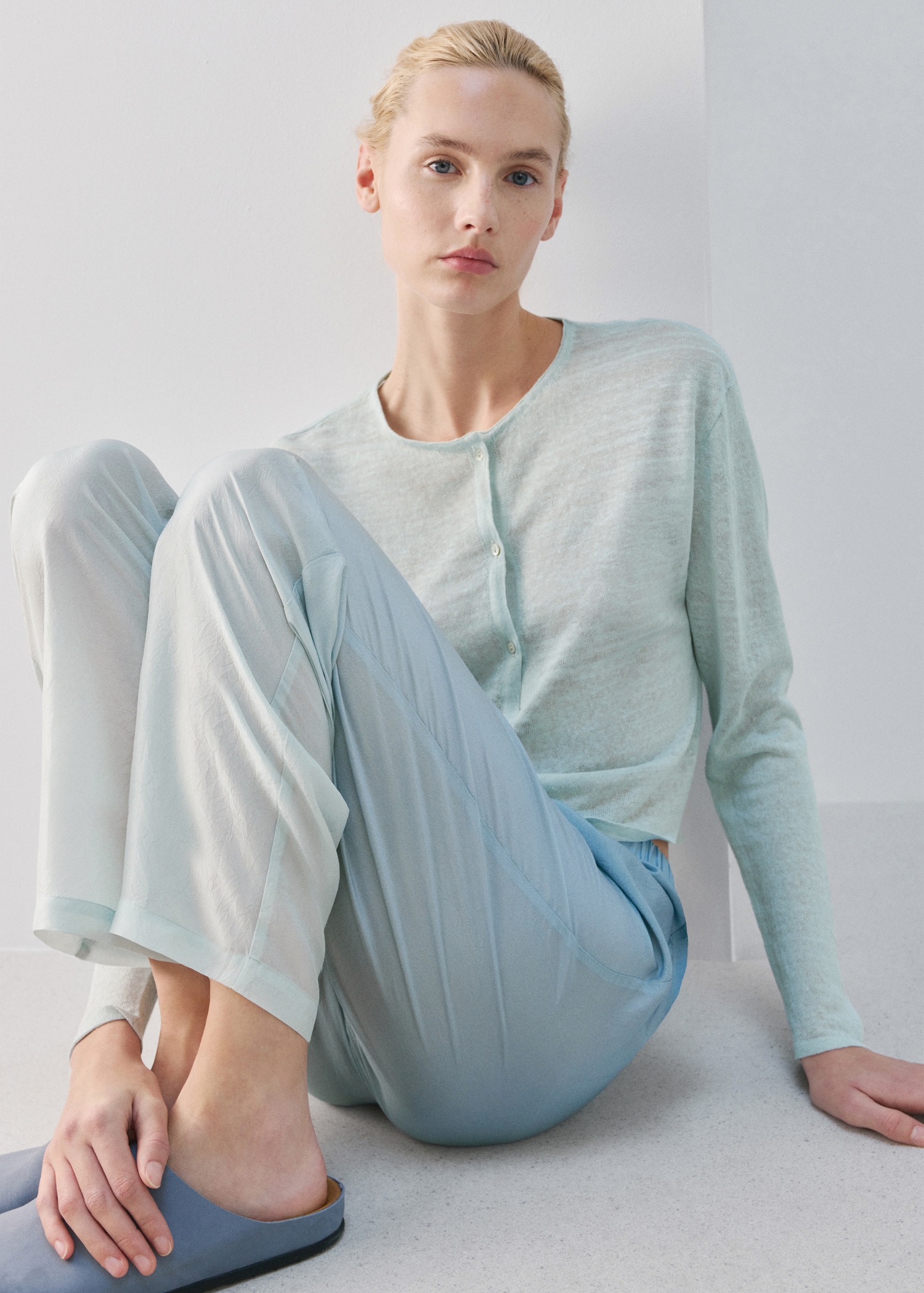 Cardigan en lin tricot fin - Plan moyen