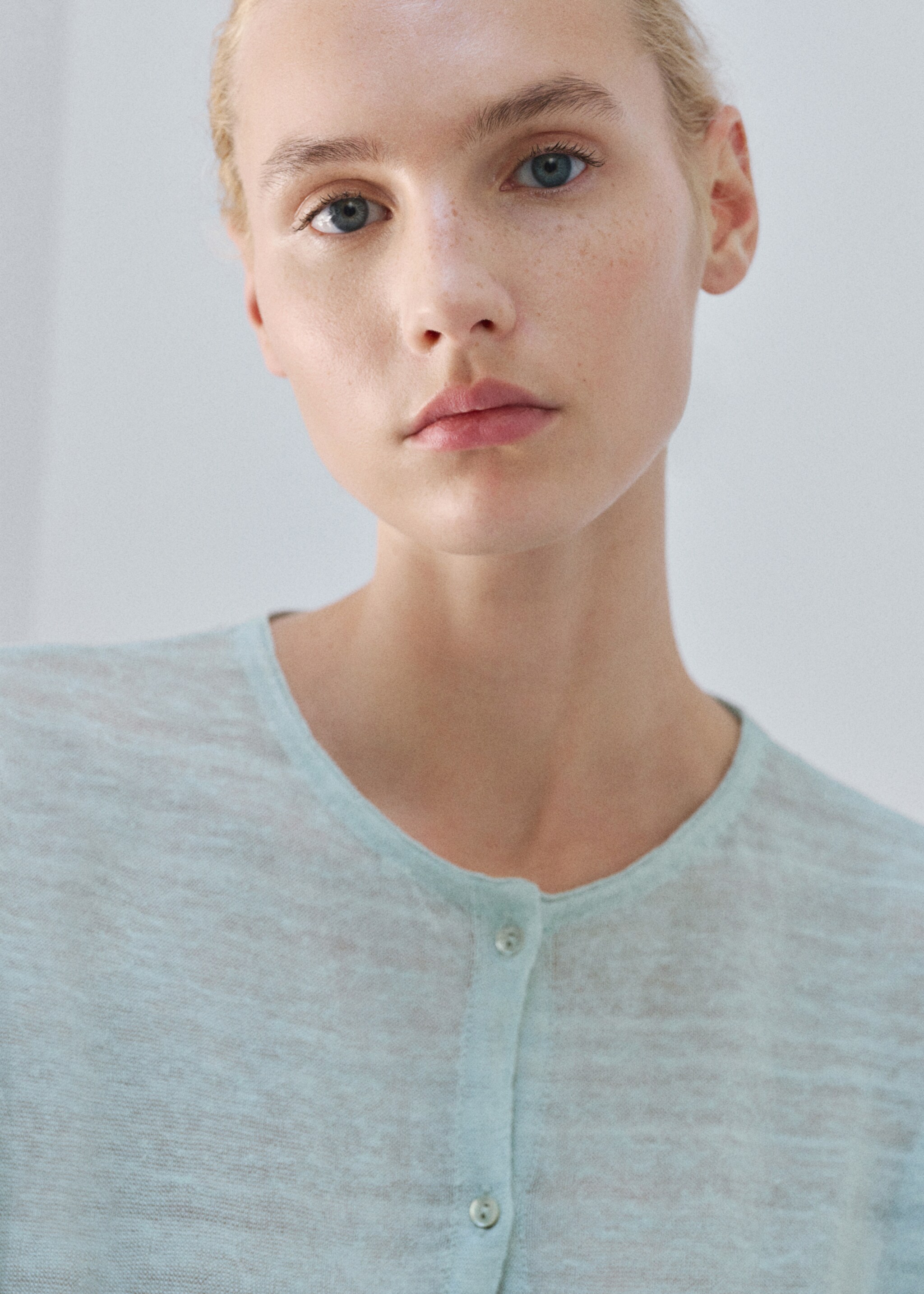 Cardigan en lin tricot fin - Détail de l'article 1, Bleu. Ref: 27033315-00.