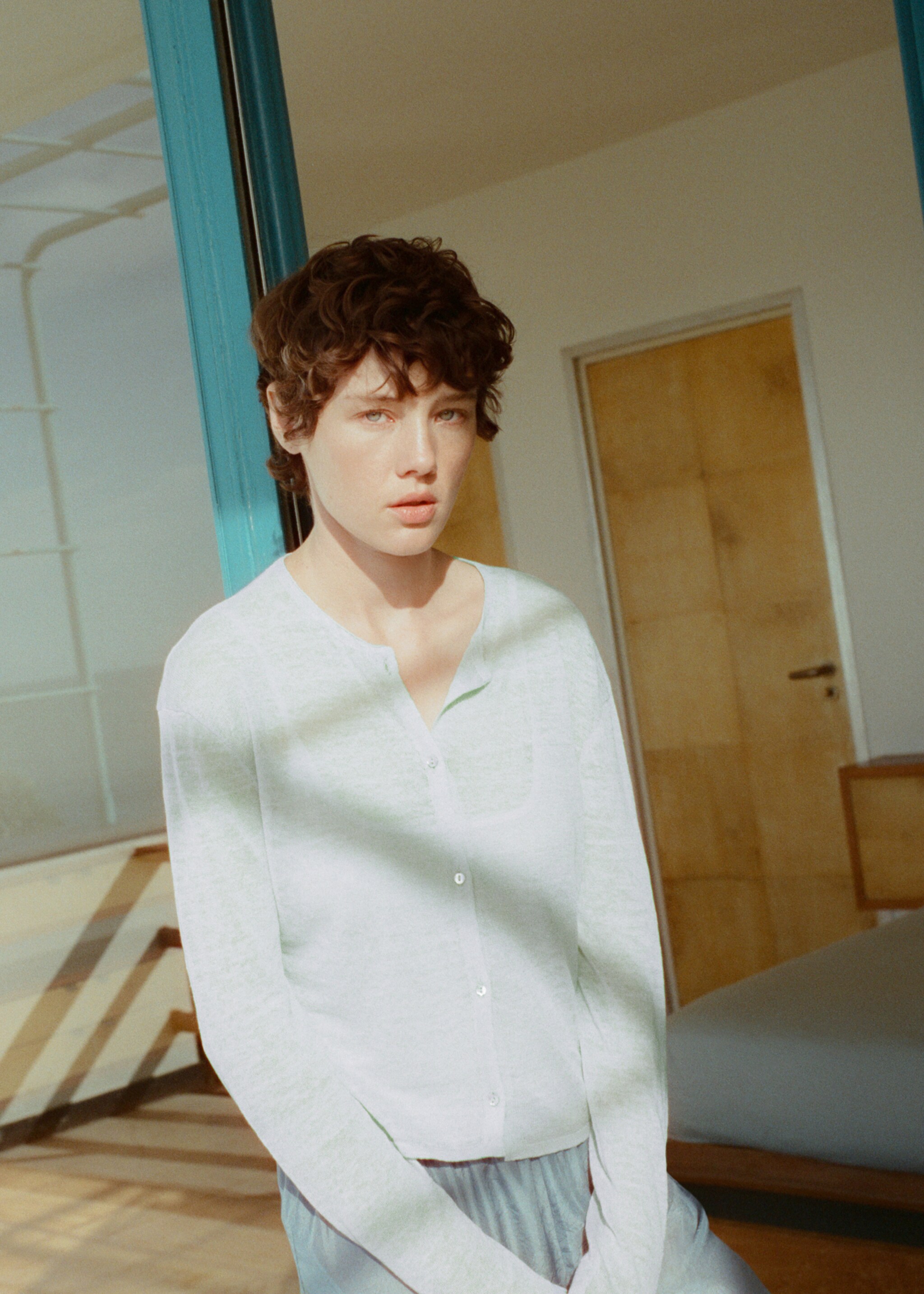 Fine knit linen cardigan - Details of the article 6, Blue. Ref: 27033315-00.