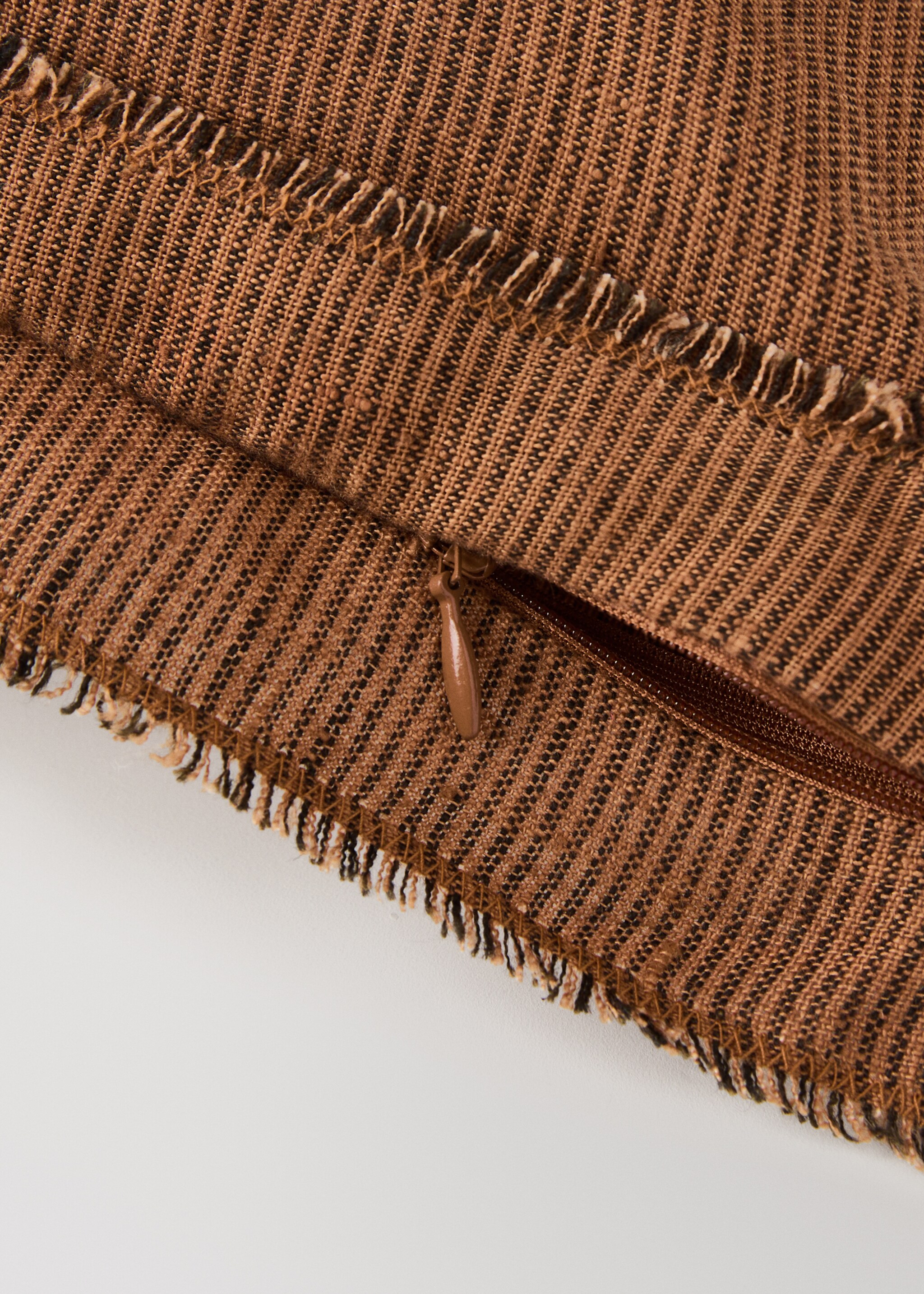 Linen cushion cover with topstitch finish 50x50 cm - Details of the article 2, Orange. Ref: 27033317-00.