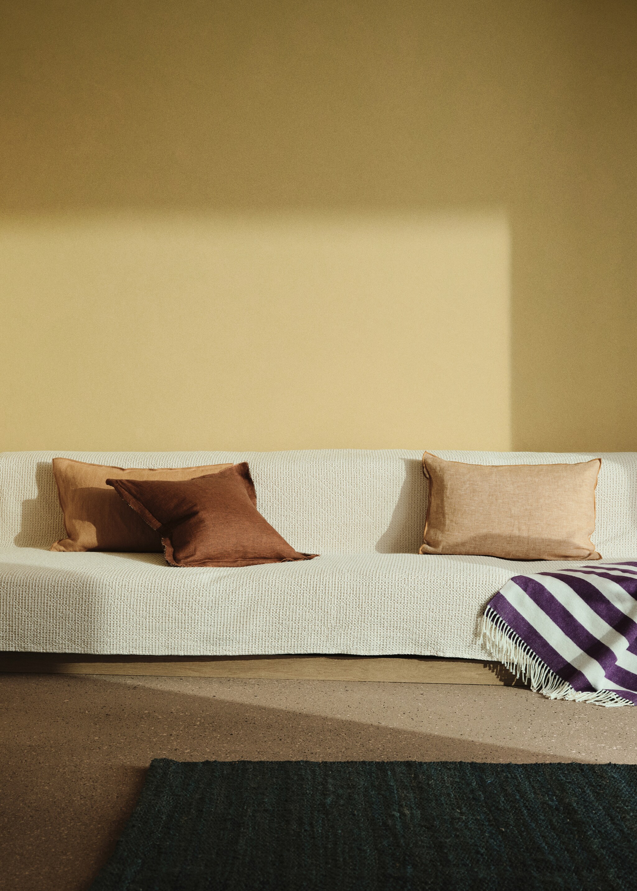 Linen cushion cover with topstitch finish 50x50 cm - Details of the article 7, Orange. Ref: 27033317-00.