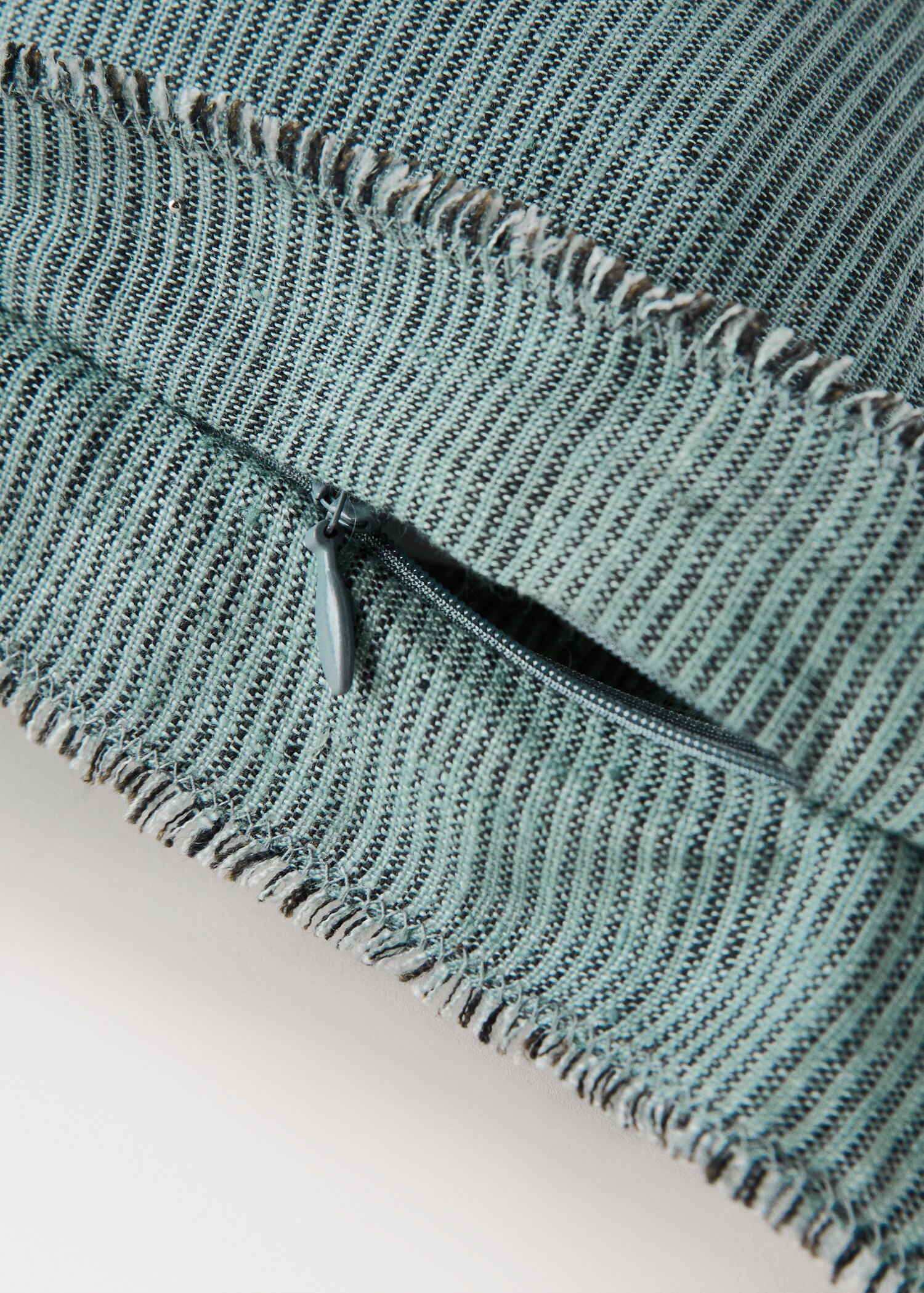 Linen cushion cover with topstitch finish 50x50 cm - Details of the article 2