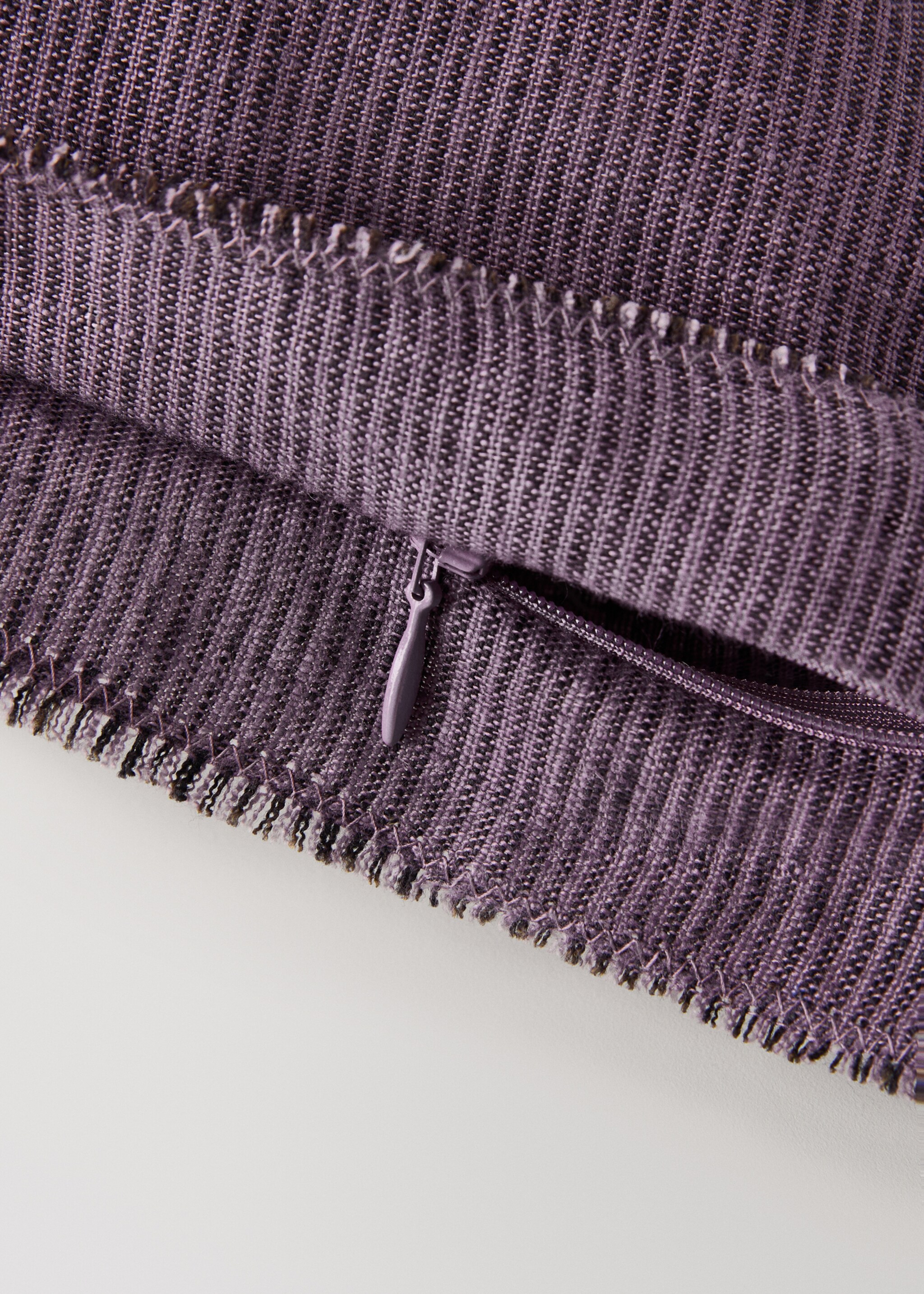 Povlak na polštářek ze lnu s ozdobným prošitím 50x50 cm - Detail zboží 2, Purpurová. Ref: 27033317-00.