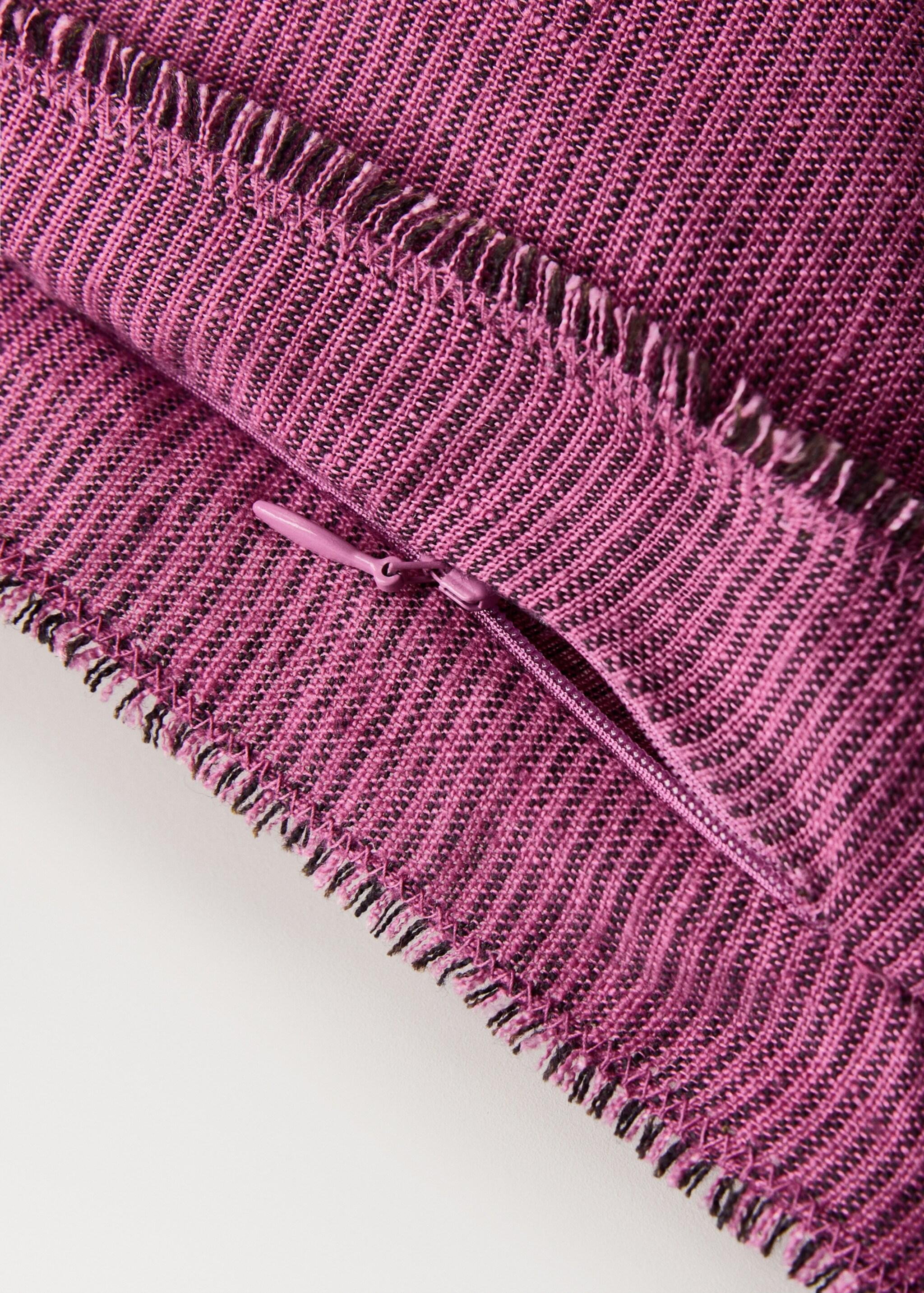 Linen cushion cover with topstitch finish 50x50 cm - Details of the article 2, Pink. Ref: 27033317-00.