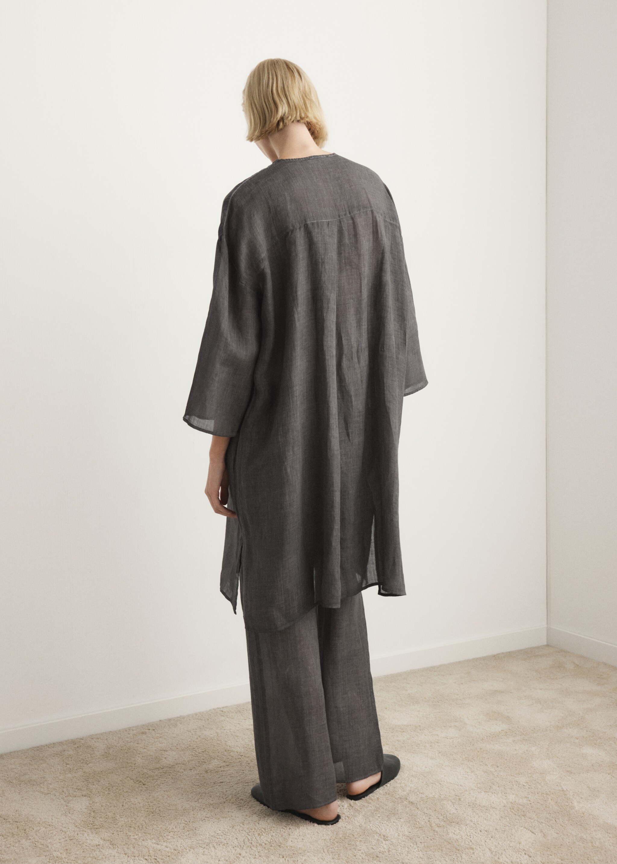 100% ramie kaftan with an overdyed effect - Reverse of the article, Charcoal. Ref: 27033321-00.