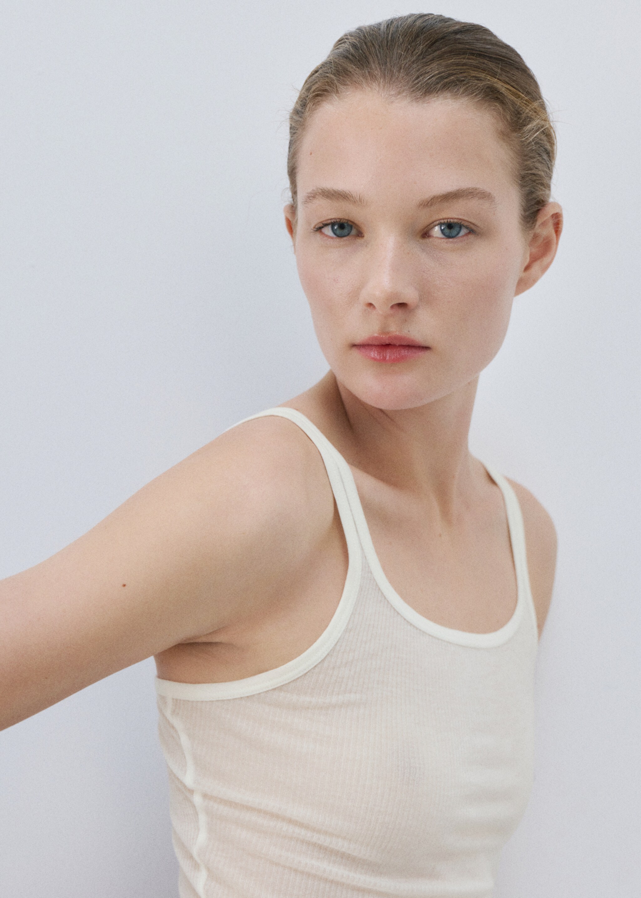Seamless lyocell wool top - Details of the article 1, Ivory White. Ref: 27033337-00.