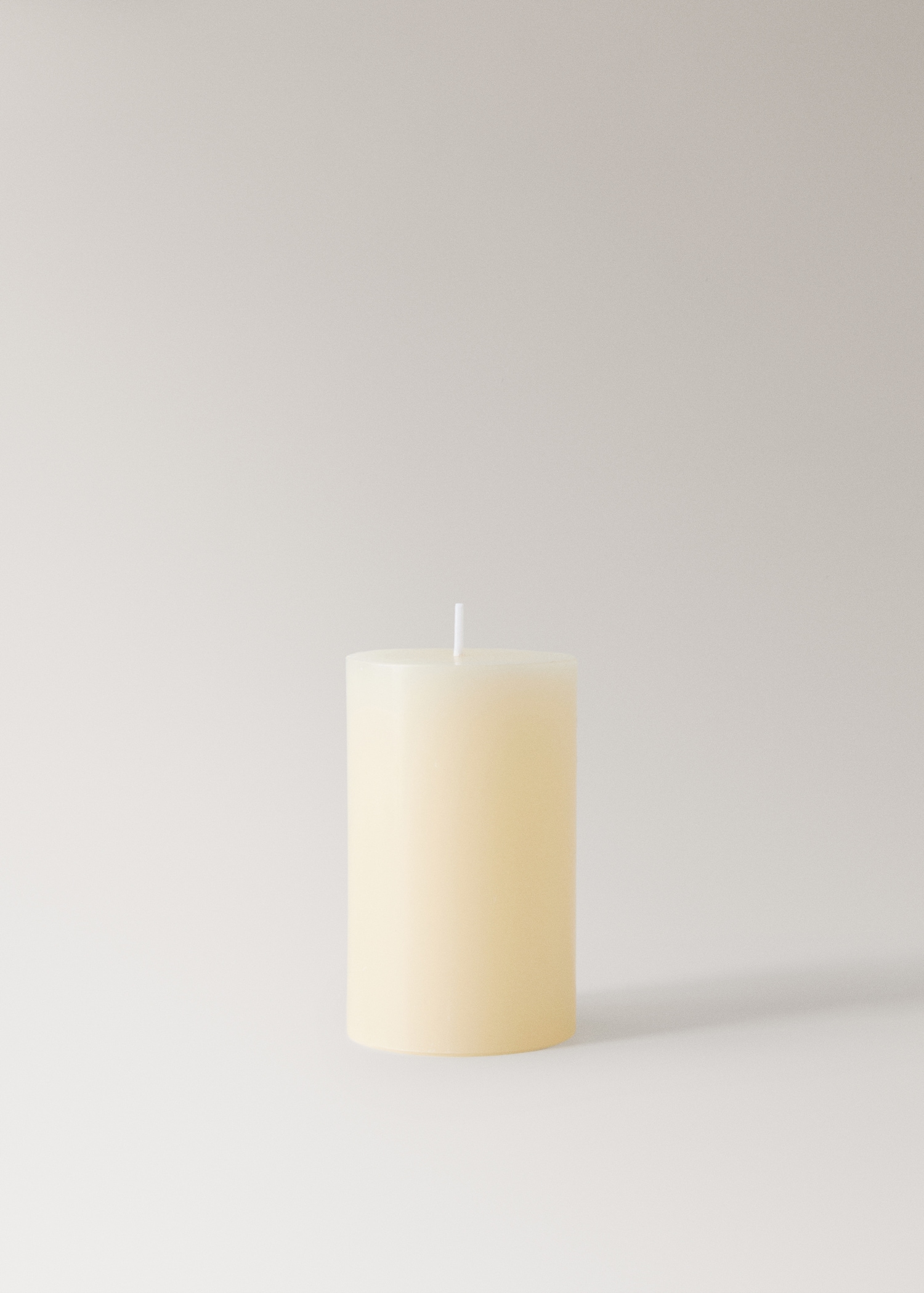 Small cylindrical decorative candle - Article without model