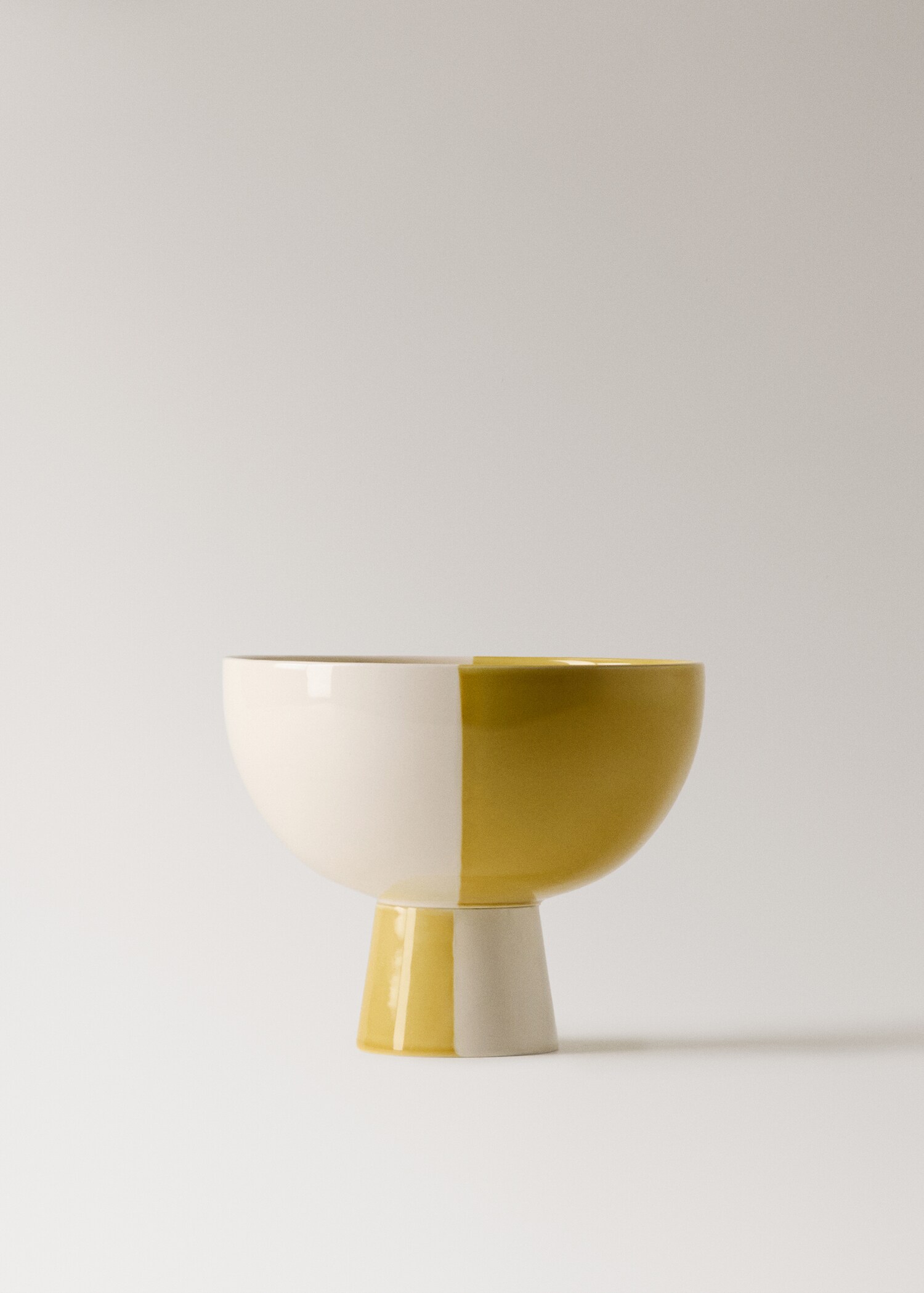 Large two-tone ceramic pedestal bowl - Article without model