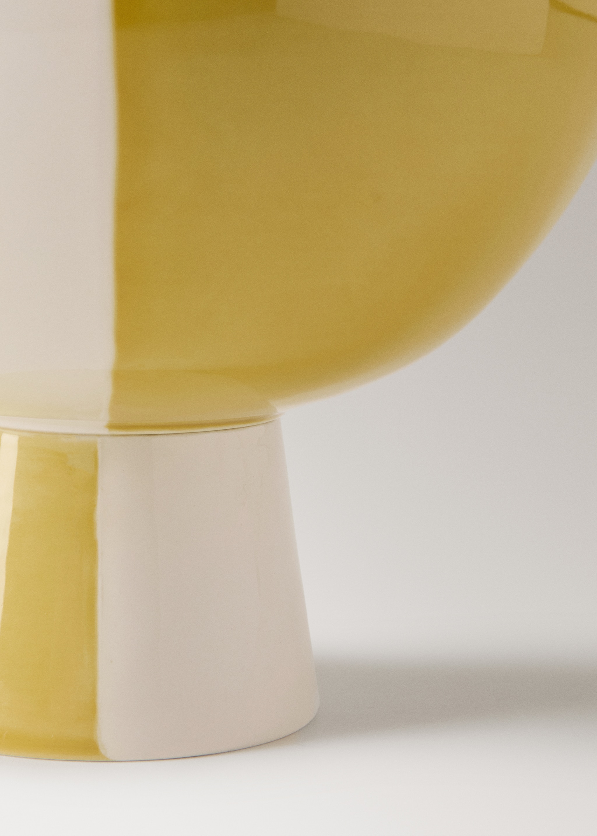 Large two-tone ceramic pedestal bowl - Details of the article 2, Yellow. Ref: 27033345-00.