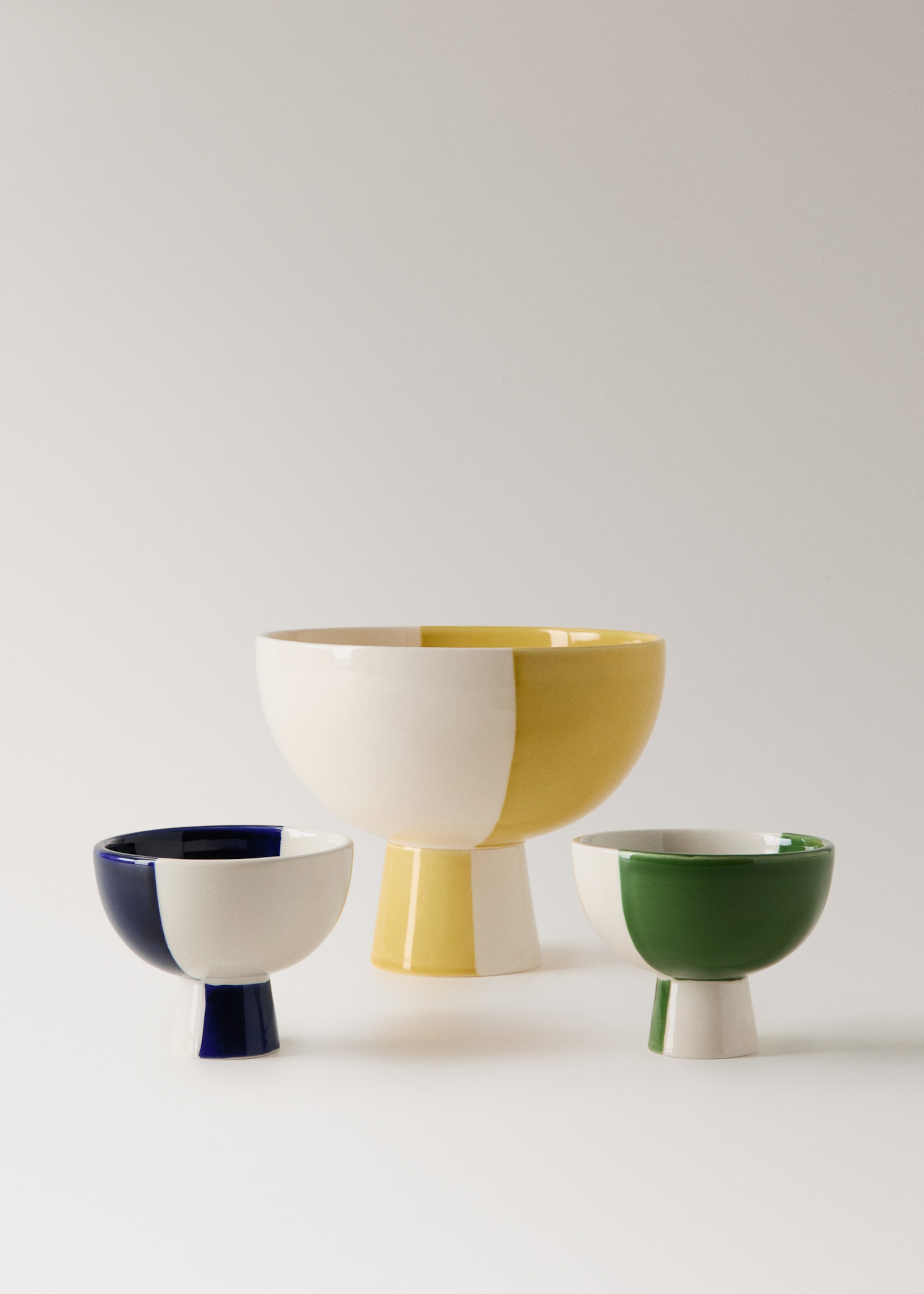 Large two-tone ceramic pedestal bowl - Details of the article 3, Yellow. Ref: 27033345-00.