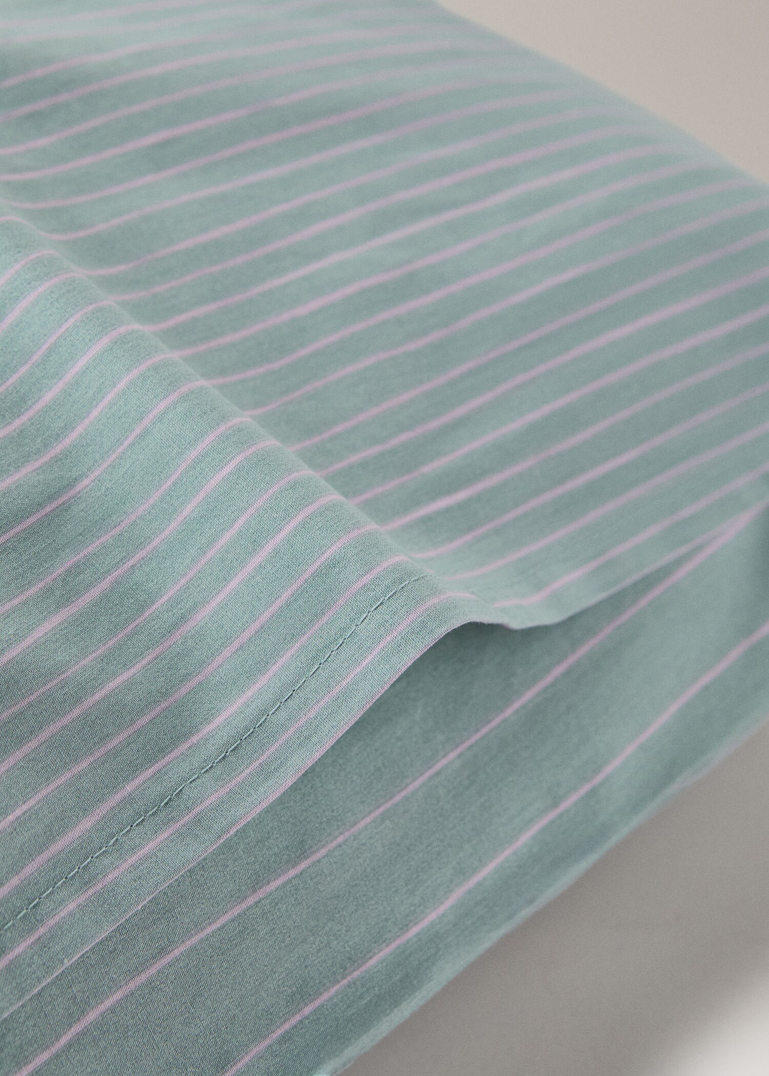 Två örngott i bomullspoplin med akvarellränder 60 x 60 cm - Detaljer om artikeln 1