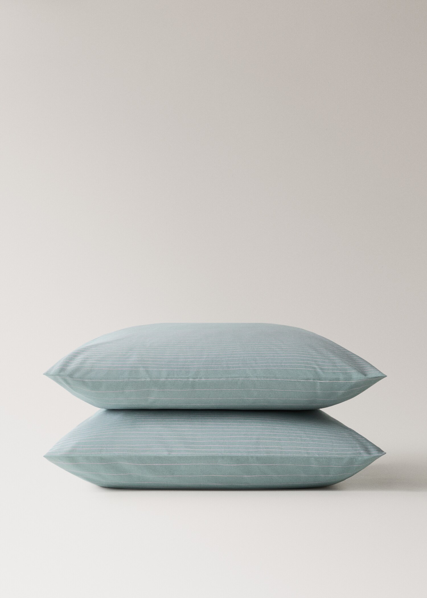 Två örngott i bomullspoplin med akvarellränder 60 x 60 cm - Detaljer om artikeln 3