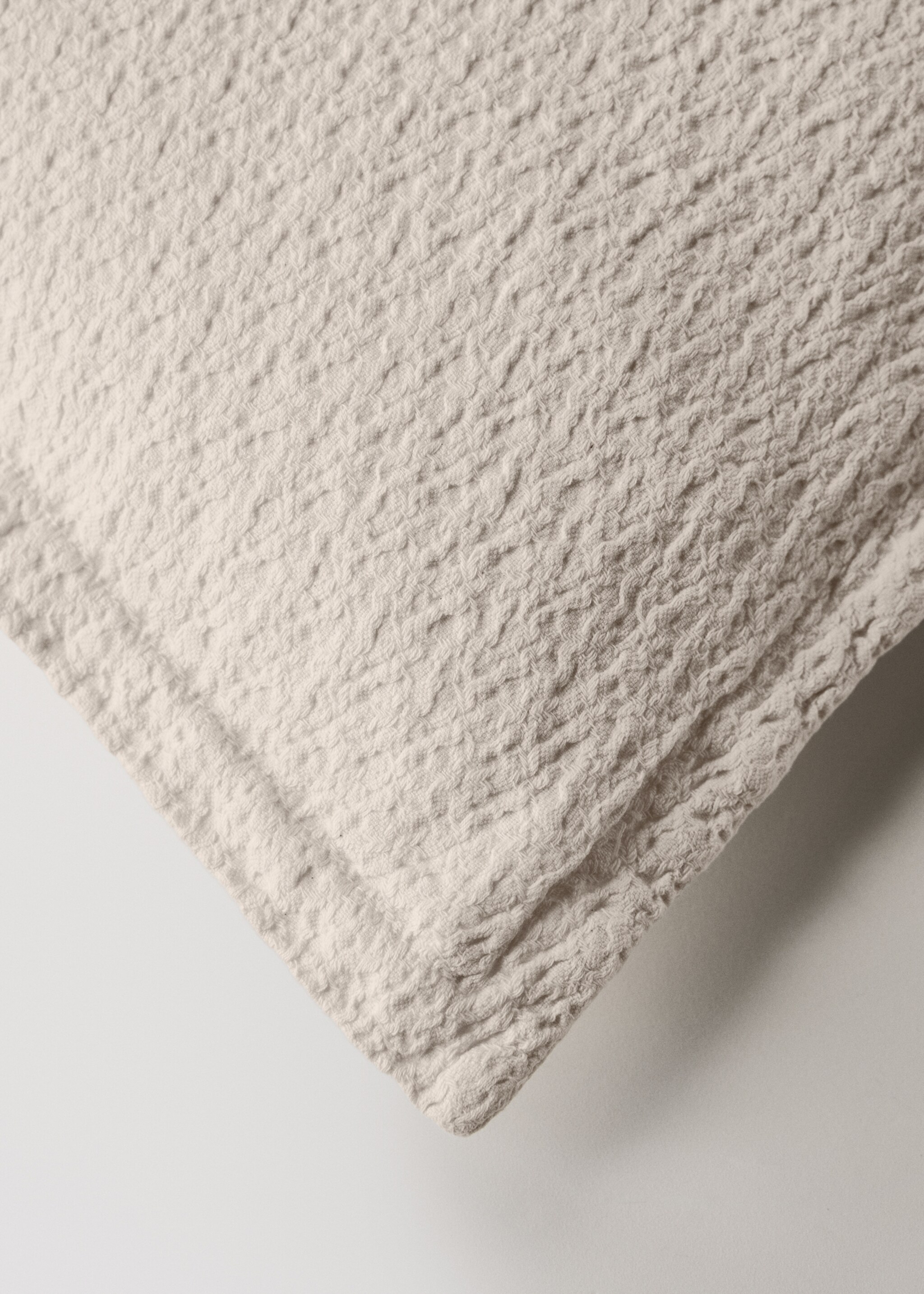 Cotton bed cushion cover with fine texture garment dye 50x50 cm - Details of the article 1, Vanilla. Ref: 27033743-00.