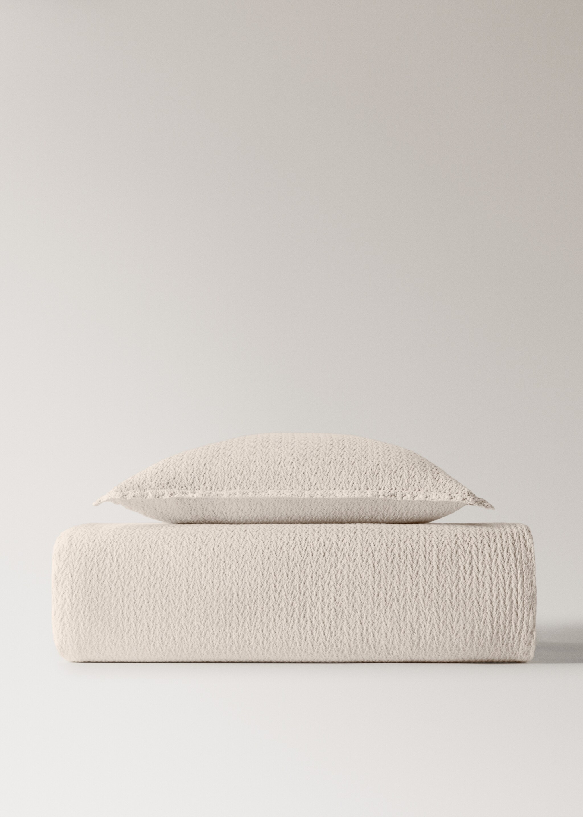 Cotton bed cushion cover with fine texture garment dye 50x50 cm - Details of the article 4, Vanilla. Ref: 27033743-00.