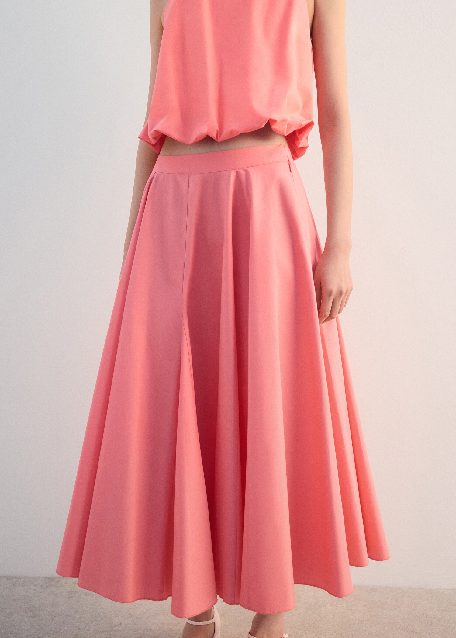 Jupe midi évasée - Plan moyen