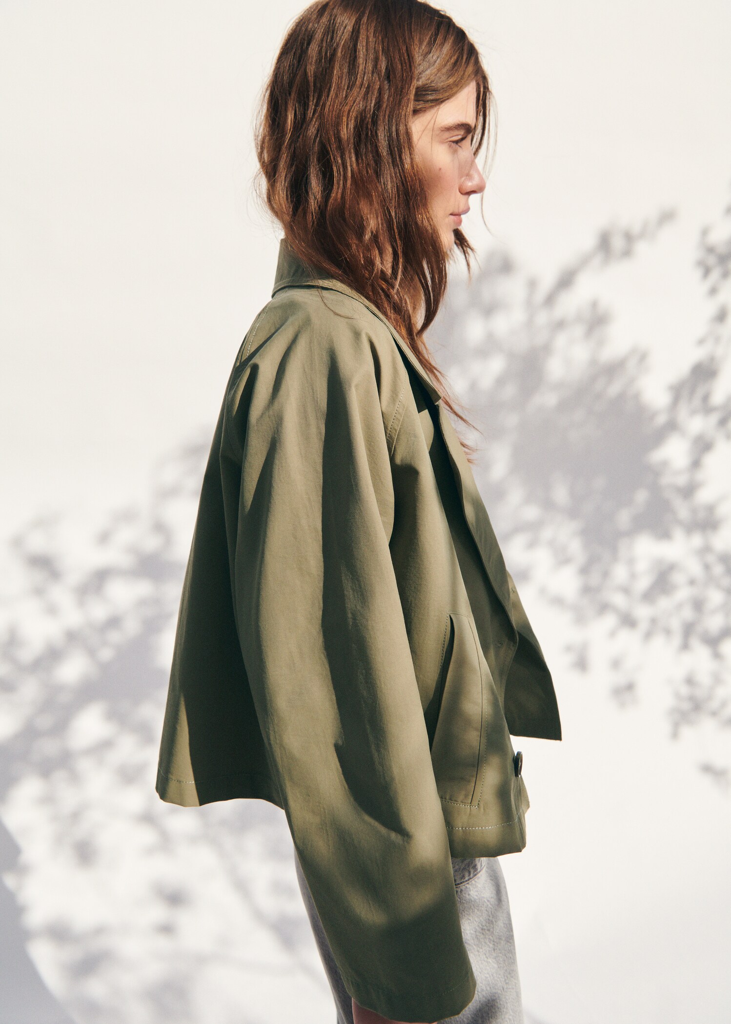 Cropped trench coat with lapels - Details of the article 6