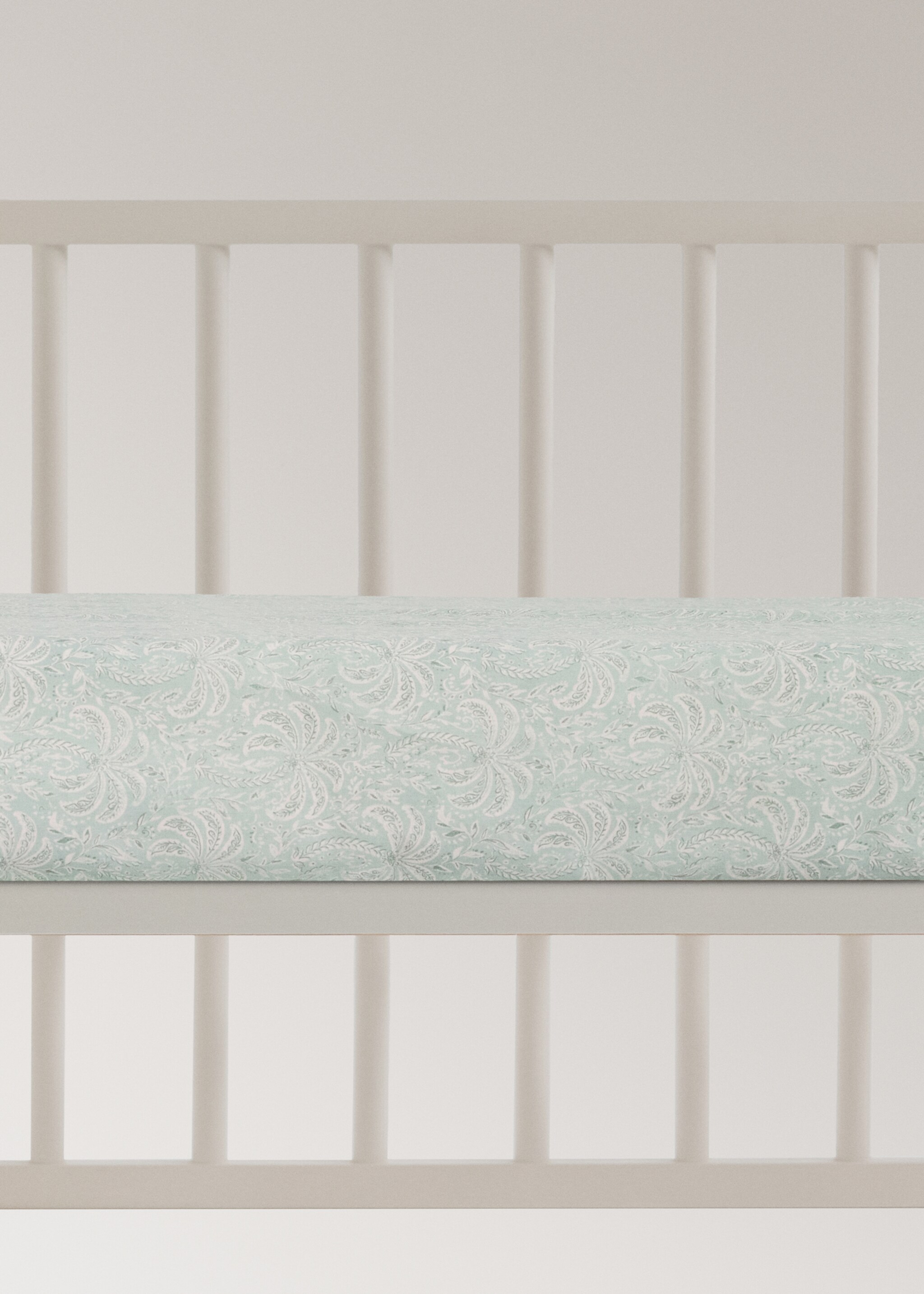 Cot bed fitted sheet in percale cotton with palm tree design - Article without model, Pastel Green. Ref: 27034065-00.