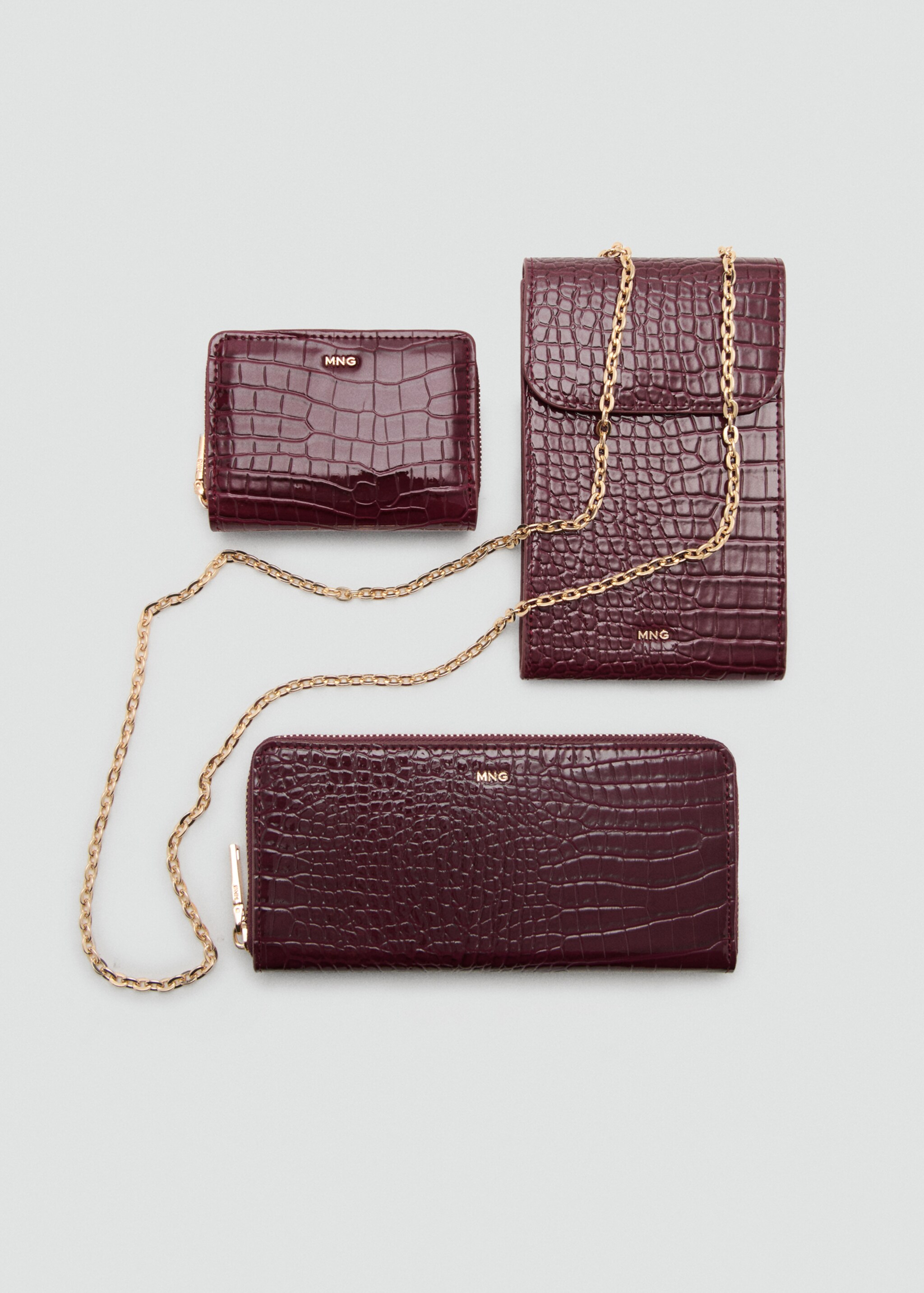 Medium glossy croc wallet - Details of the article 2, Burgundy. Ref: 27034077-00.