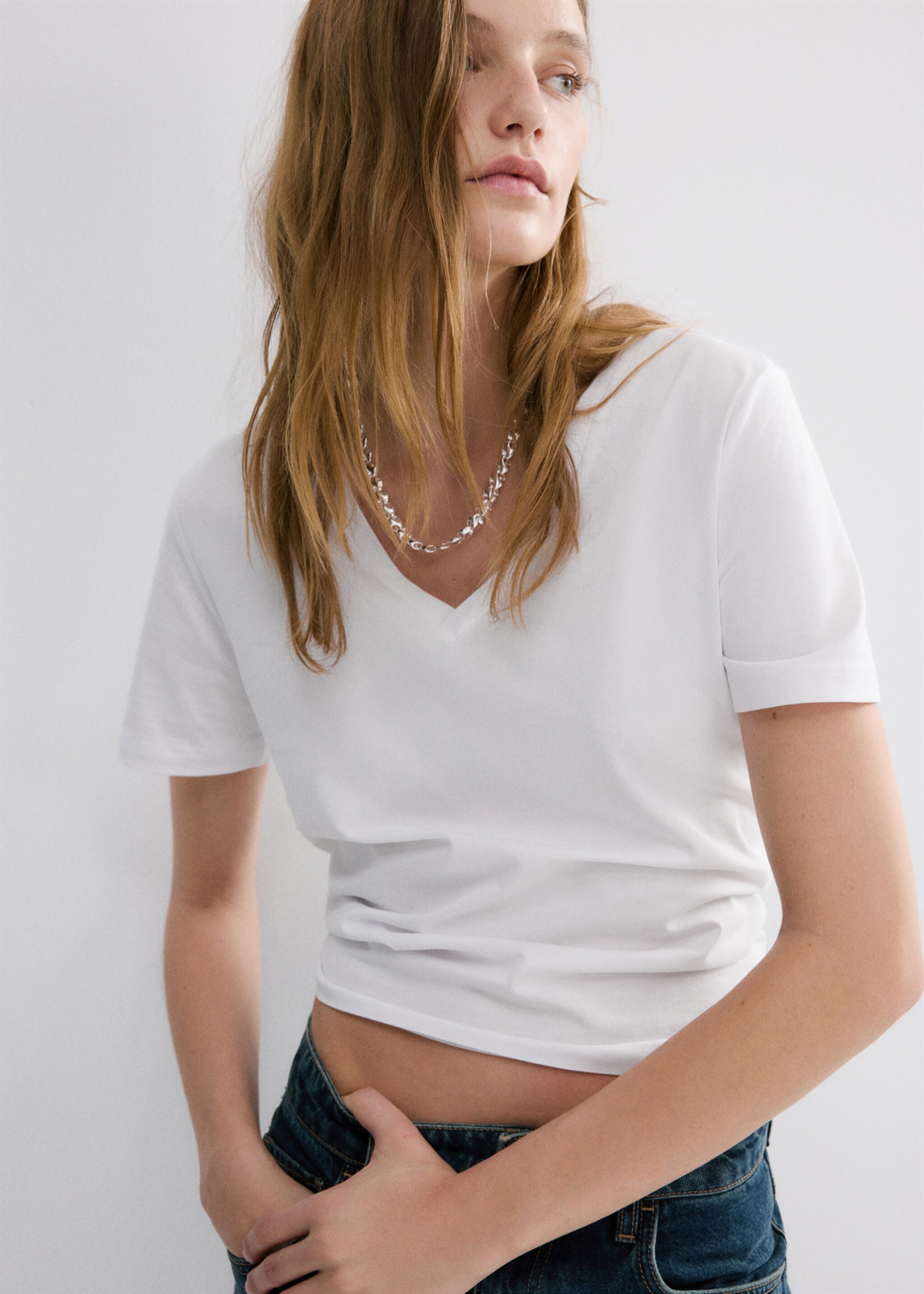 تي شيرت قطني بتصميم رقبة على شكل حرف V - رؤية وسط, أبيض. Ref: 27034091-00.